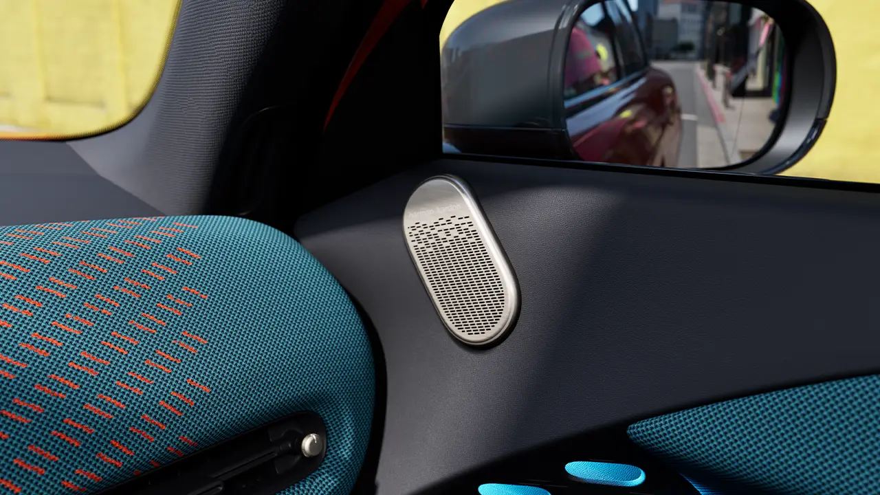 Vista detalhada da coluna Harman Kardon do MINI Aceman elétrico