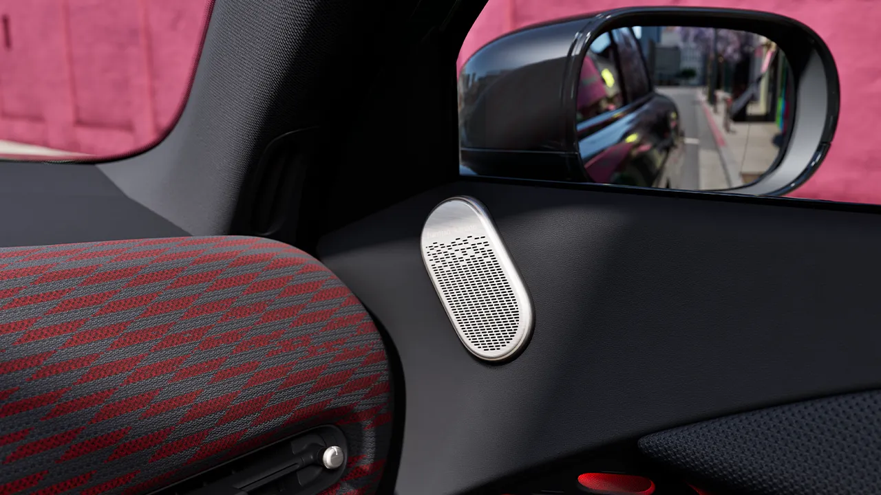 Vista detalhada da coluna Harman Kardon do MINI Aceman elétrico