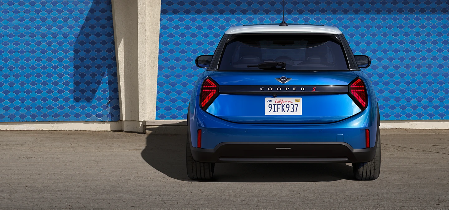 Vista traseira do MINI Cooper de 5 portas em Icy Sunshine Blue e tejadilho Multitone em azul.