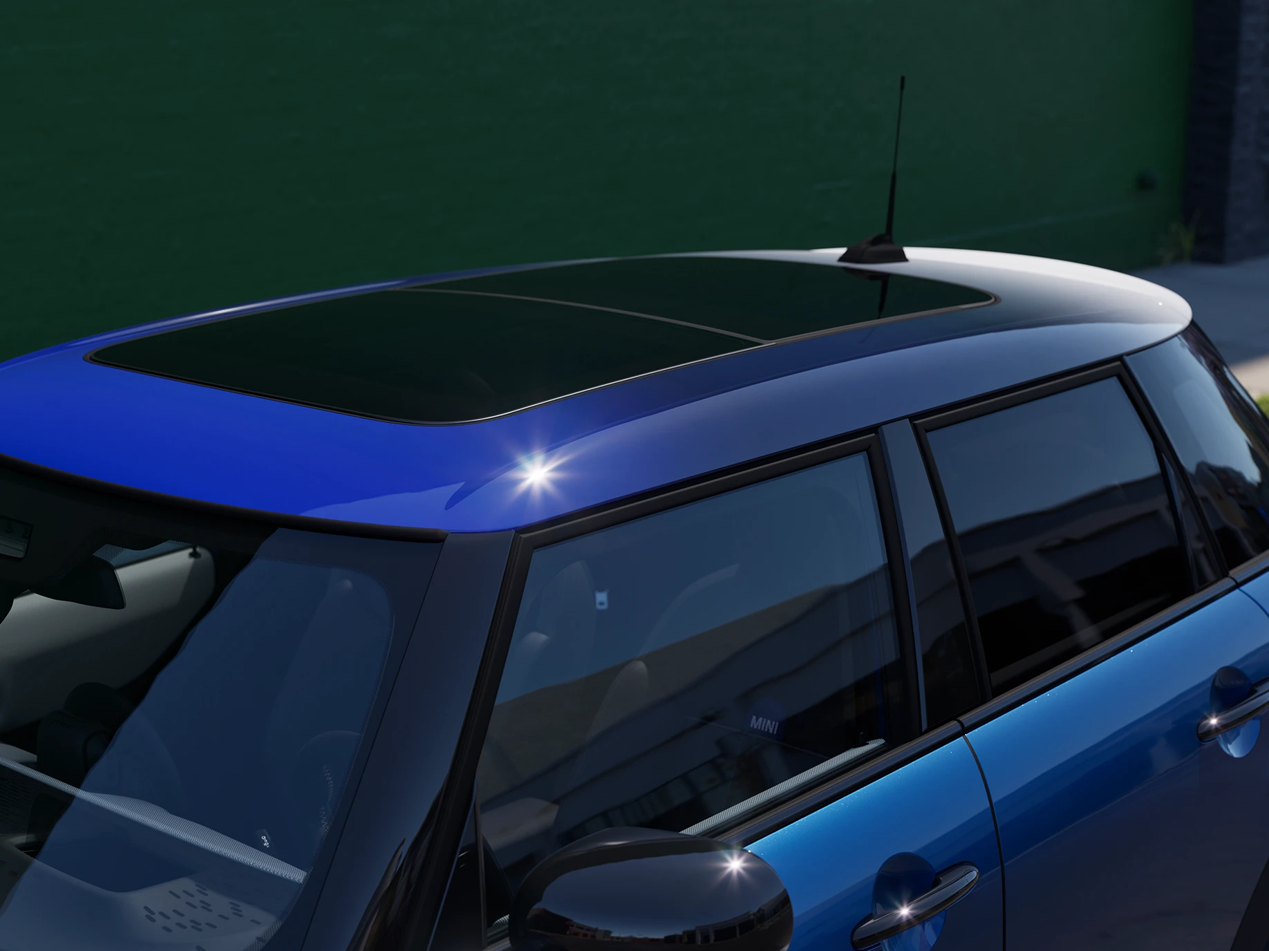 Grande plano do MINI Cooper de 5 portas com foco no tejadilho Multitone em azul.