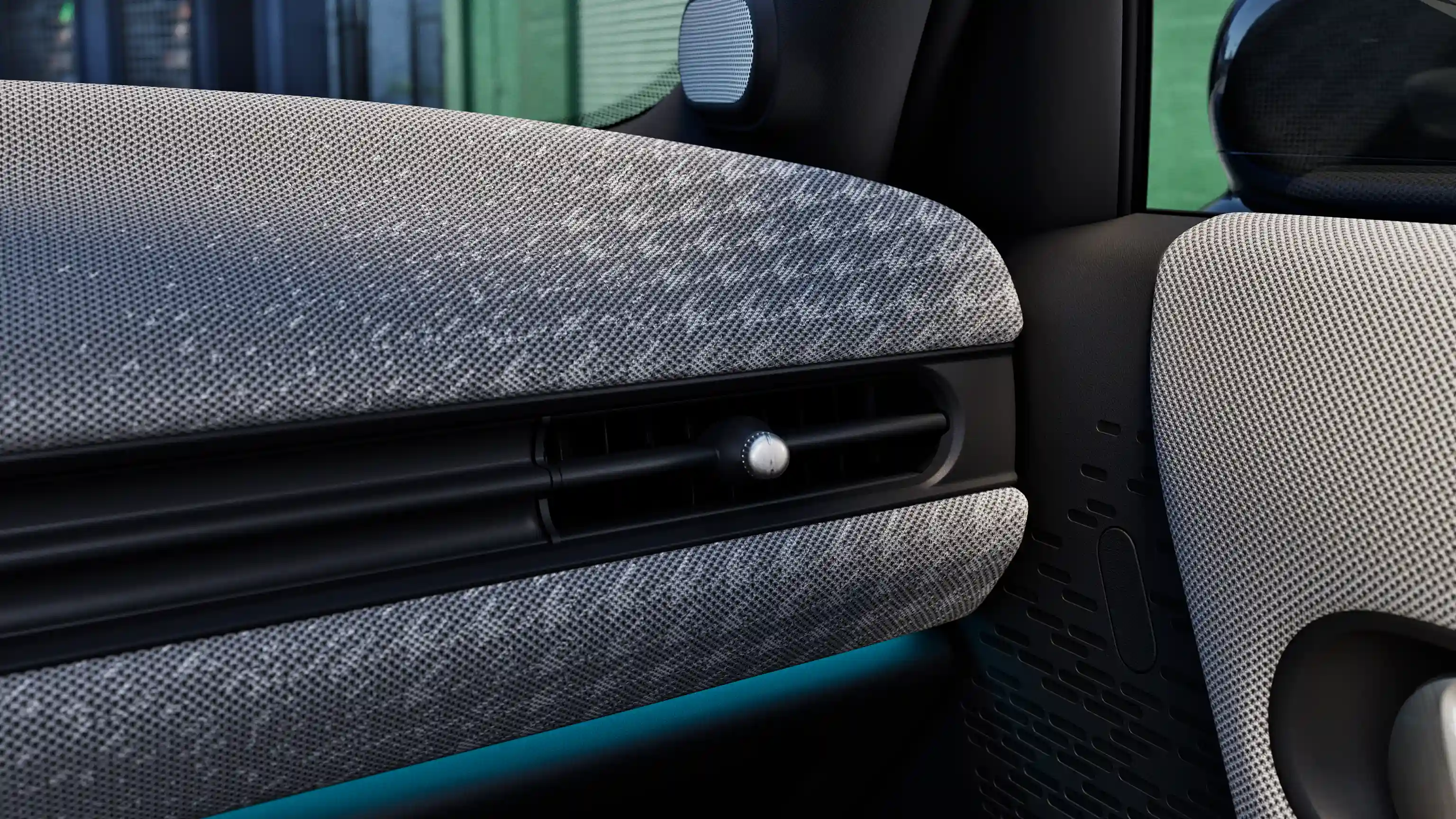 Vista detalhada do painel de instrumentos do MINI Cooper de 5 portas com luz ambiente azul