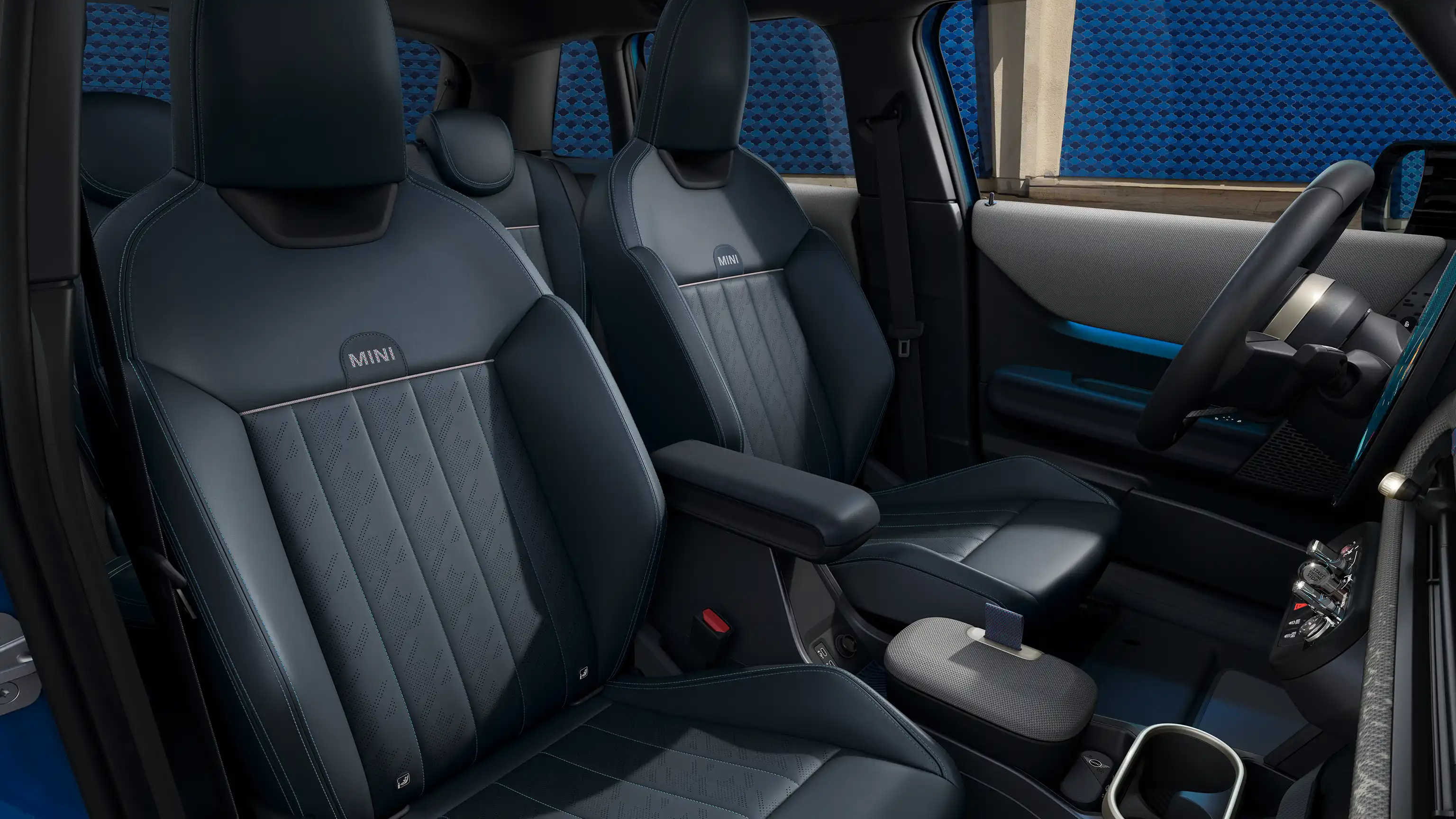 Vista interior do MINI Cooper de 5 portas com bancos dianteiros em Nightshade Blue Vescin