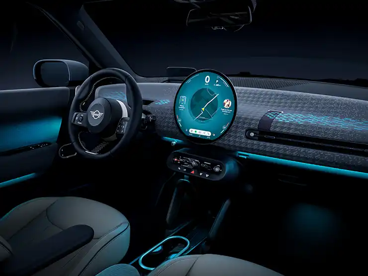 Vista interior do MINI Cooper elétrico com luz ambiente em azul.