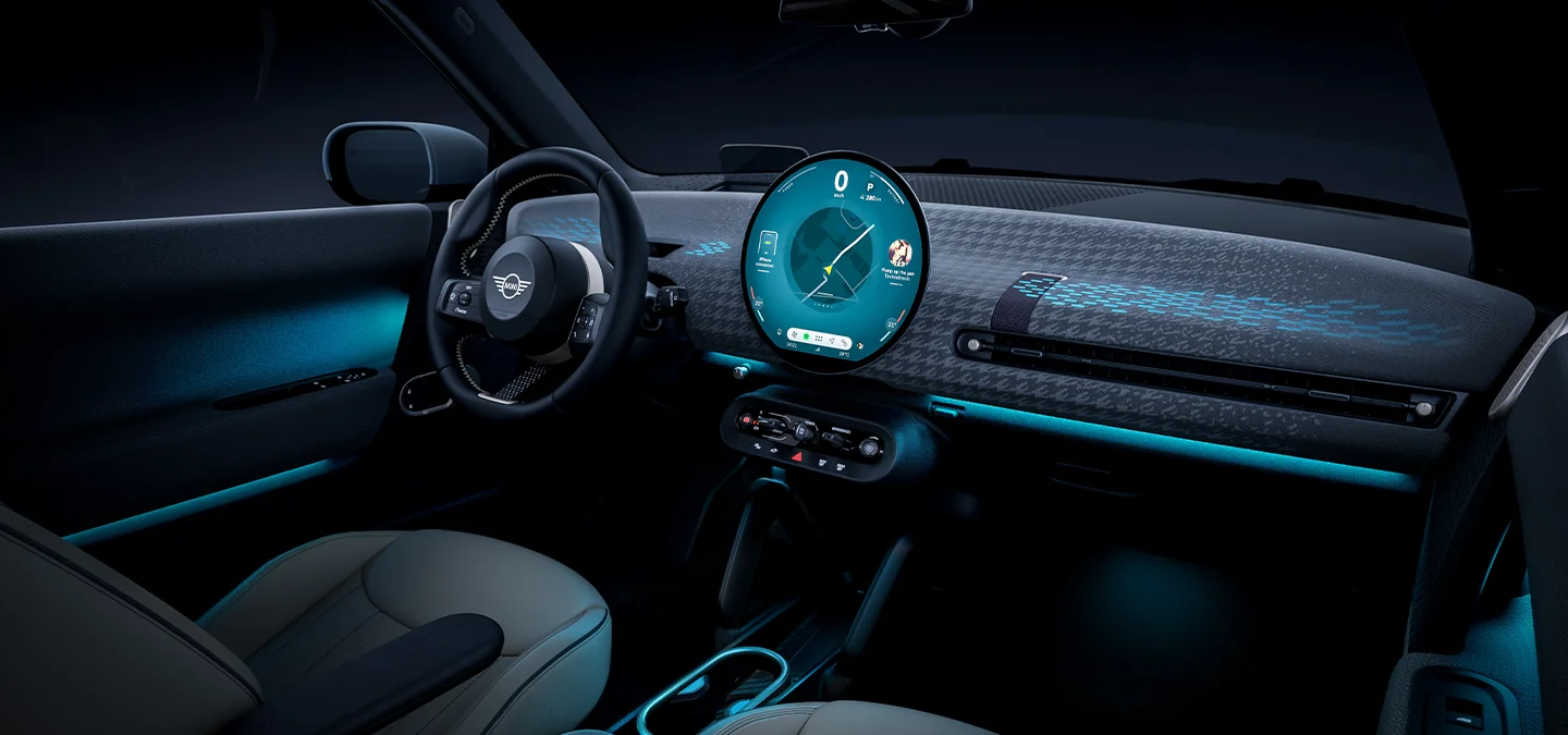 Vista interior do MINI Cooper elétrico com luz ambiente em azul.