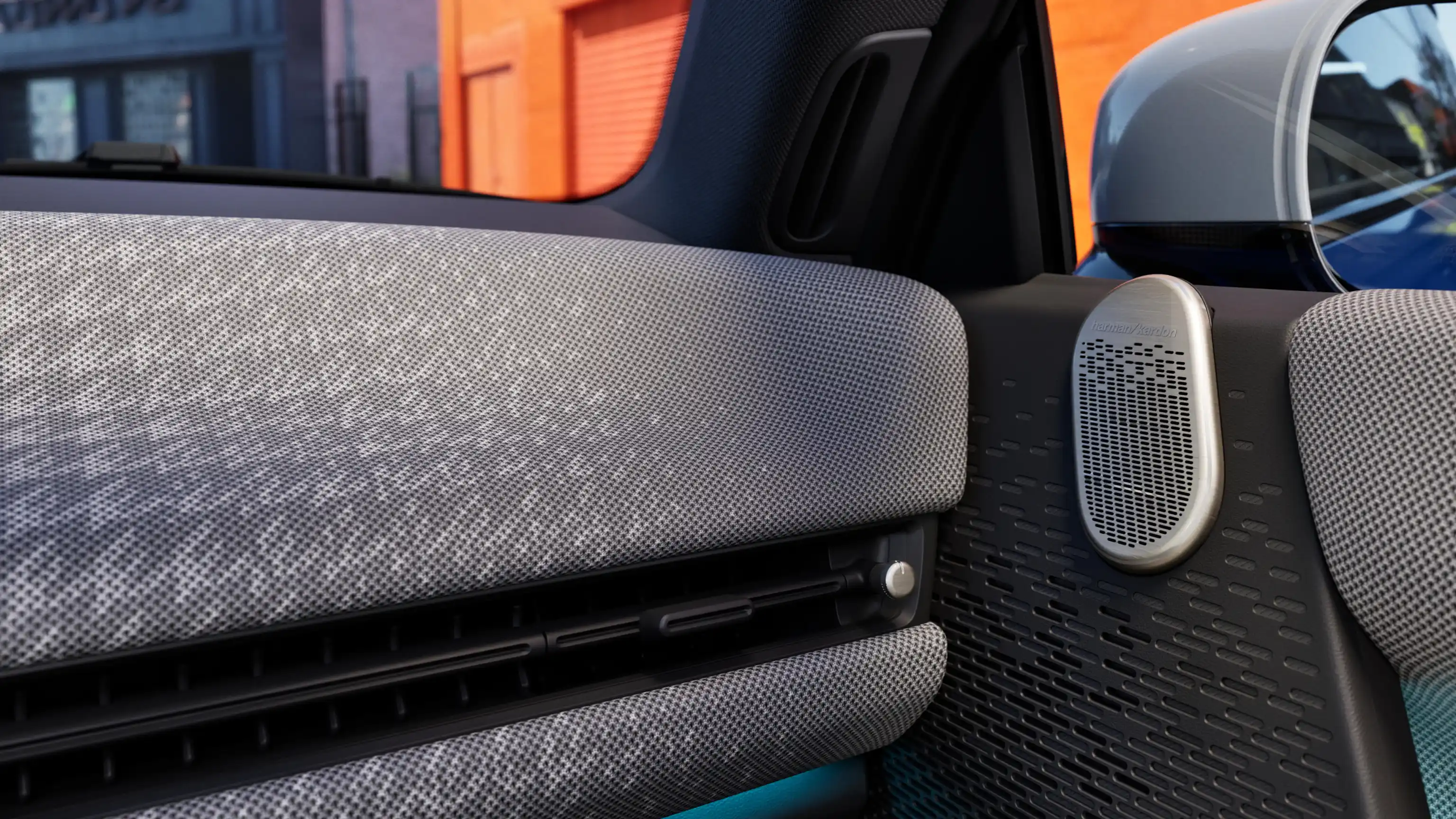 Vista detalhada do painel de instrumentos do MINI Cooper 100% elétrico em cinzento