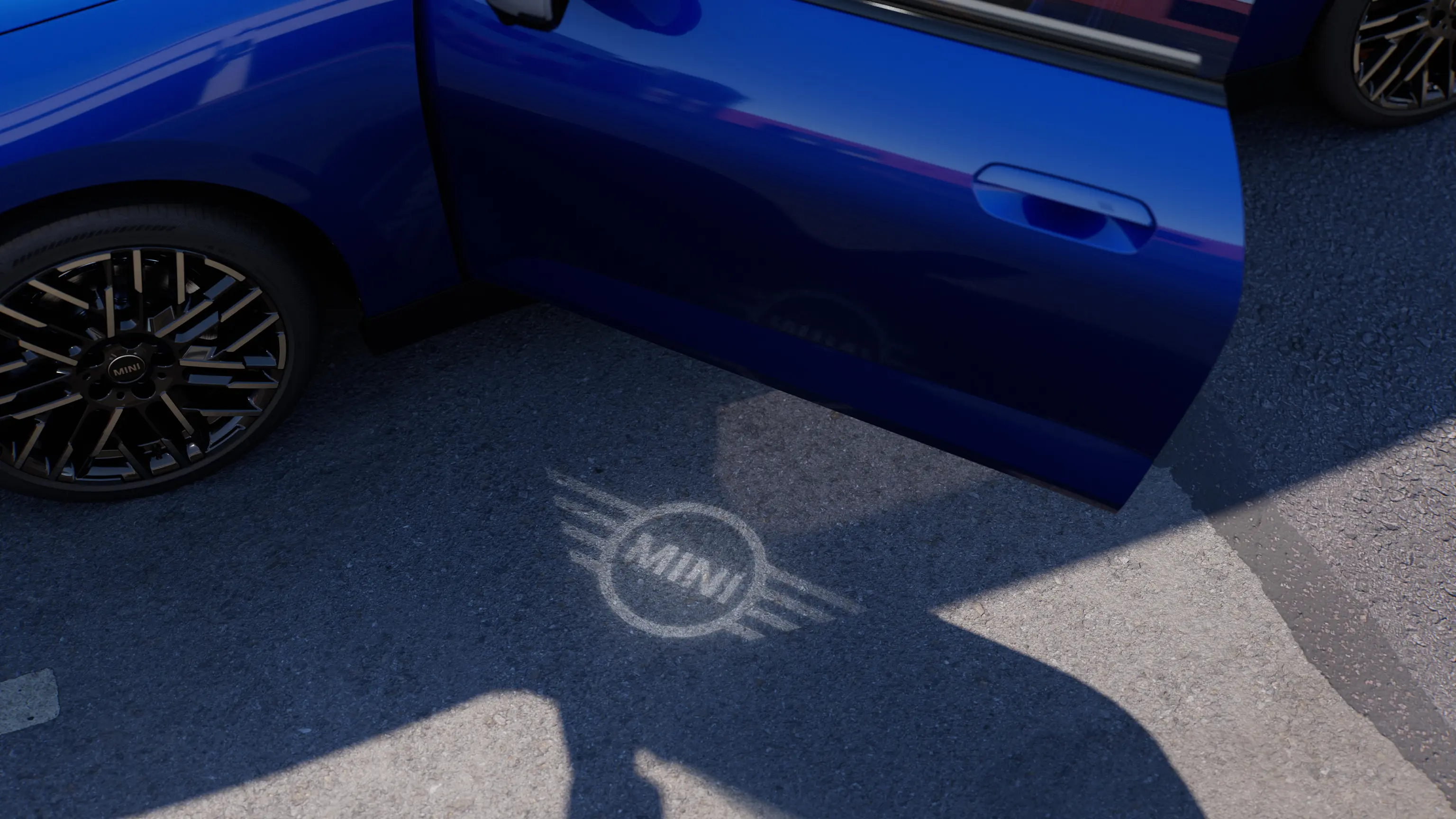 Vista exterior do MINI Cooper 100% elétrico com porta aberta e luz de boas-vindas do logótipo MINI no chão