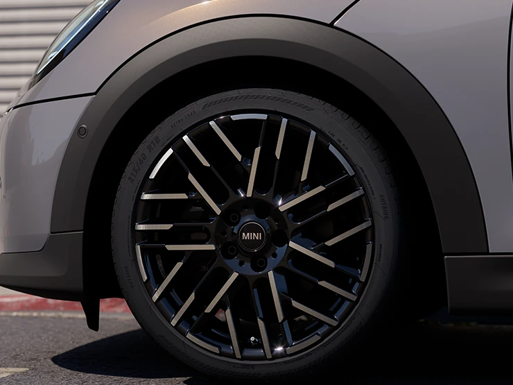 Vista detalhada do MINI Cooper Cabrio em Copper Grey com Jantes Night Flash Spoke de 2 tons.