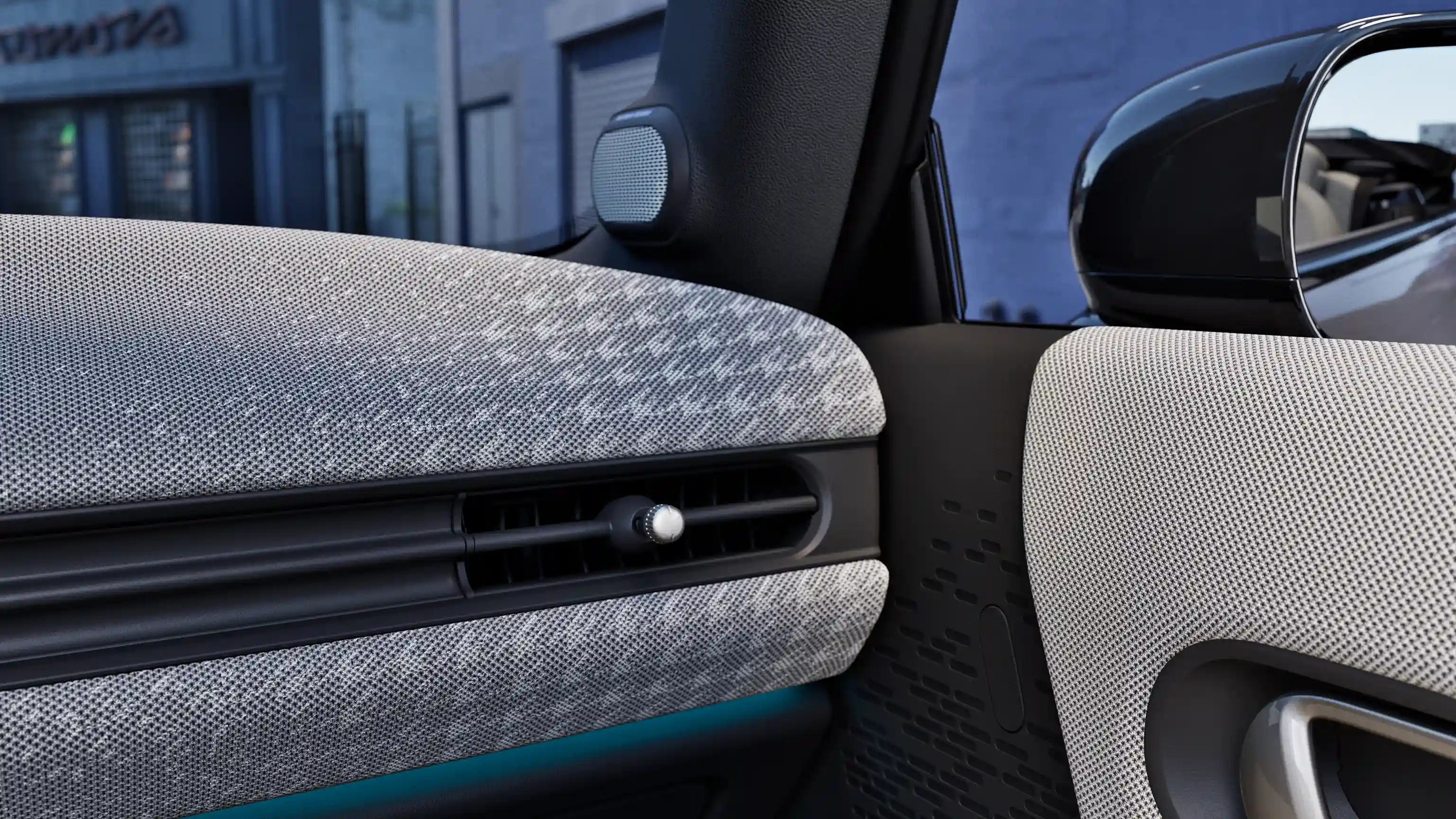 Vista detalhada do painel de instrumentos do MINI Cooper Cabrio com iluminação ambiente