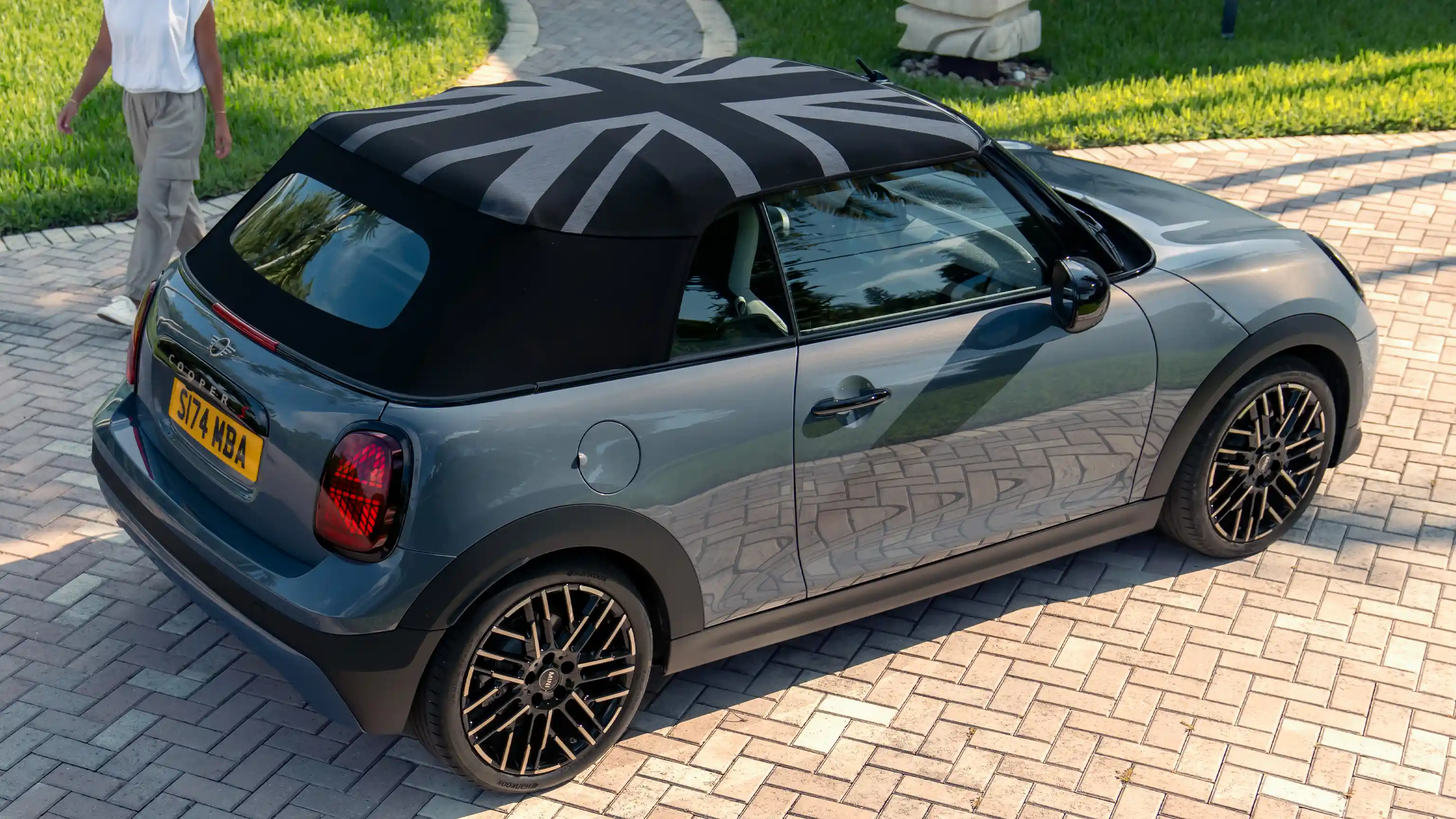 Vista de cima lateral do MINI Cooper Cabrio em Copper Grey e MINI Yours Roof