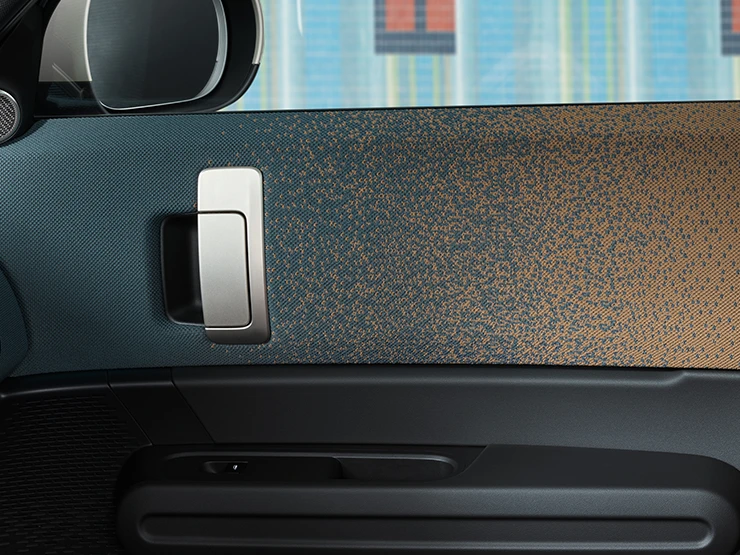 Grande plano do design interior do MINI Countryman elétrico com foco na porta e no cockpit.