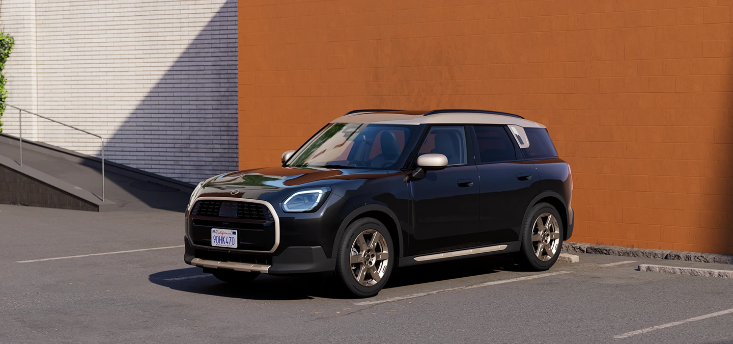 Vista frontal do MINI Countryman em Midnight Black e tejadilho Vibrant Silver estacionado.