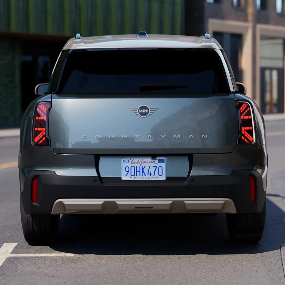 Vista traseira de um MINI Countryman em Smokey Green com Vibrant Silver Roof estacionado