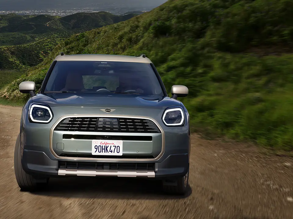 MINI Countryman - exterior - perspetiva dianteira em terra batida