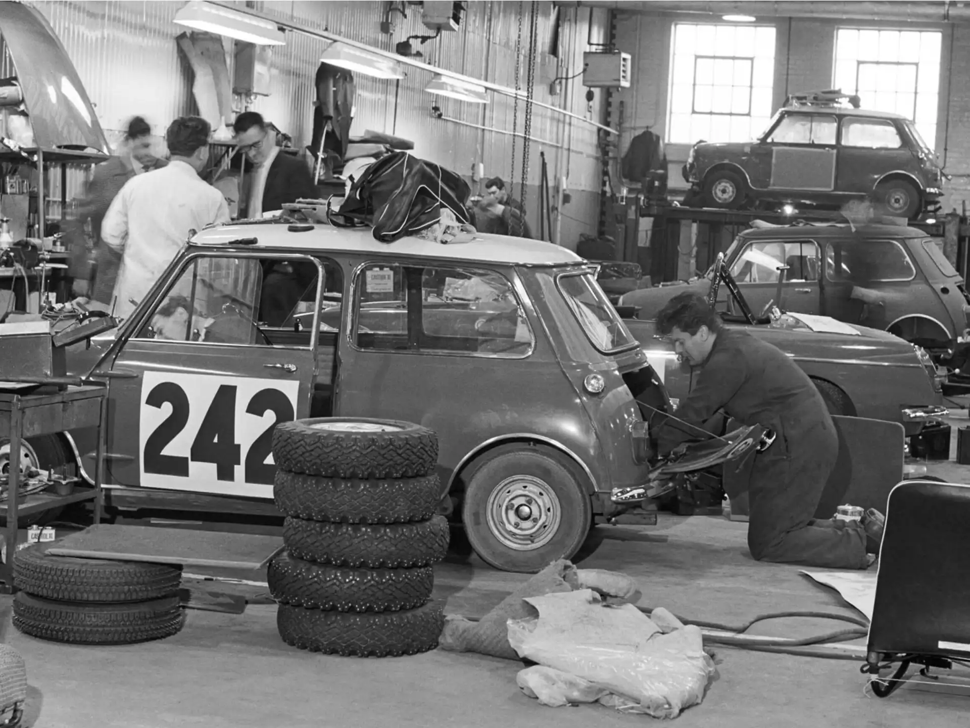 MINI John Cooper Works - Mini antigo na oficina