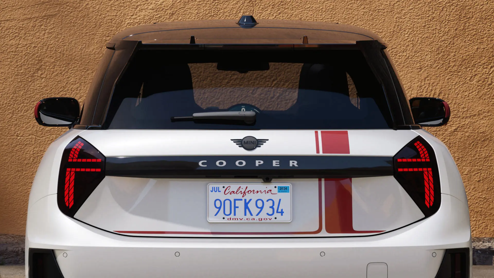 MINI Cooper de três portas com decorações MINI John Cooper Works em Chili Red – vista traseira. 