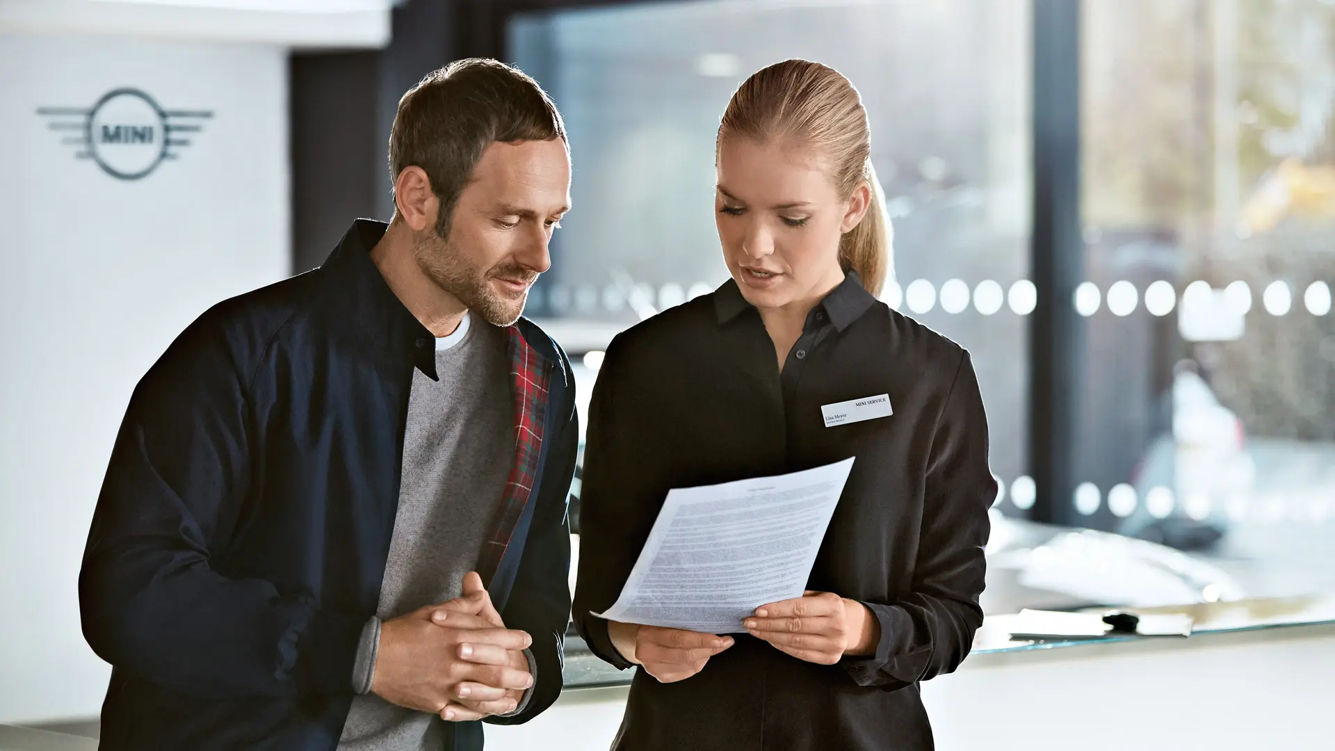 Consultor do MINI Service a aconselhar o cliente sobre planos de assistência no Concessionário MINI.