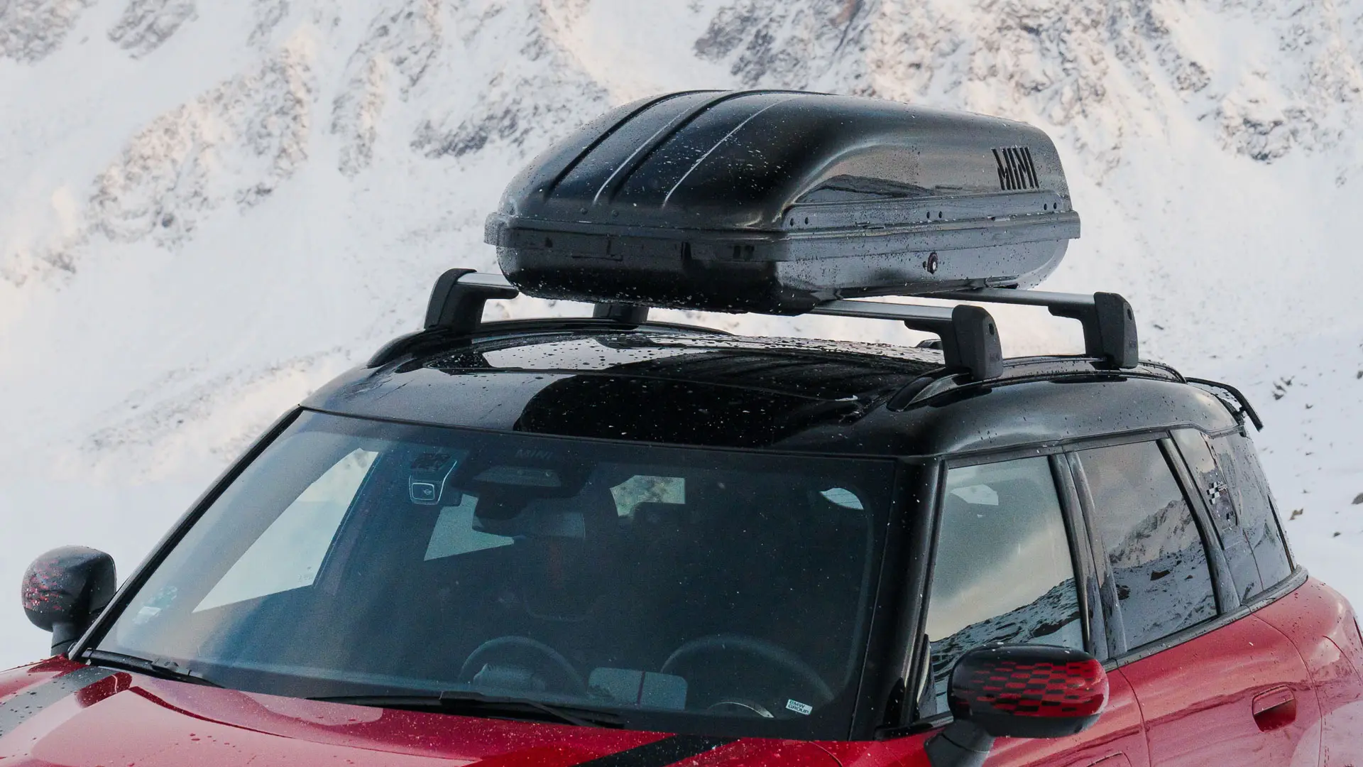 MINI Countryman em Chili Red II com caixa de tejadilho 320 MINI em preto.