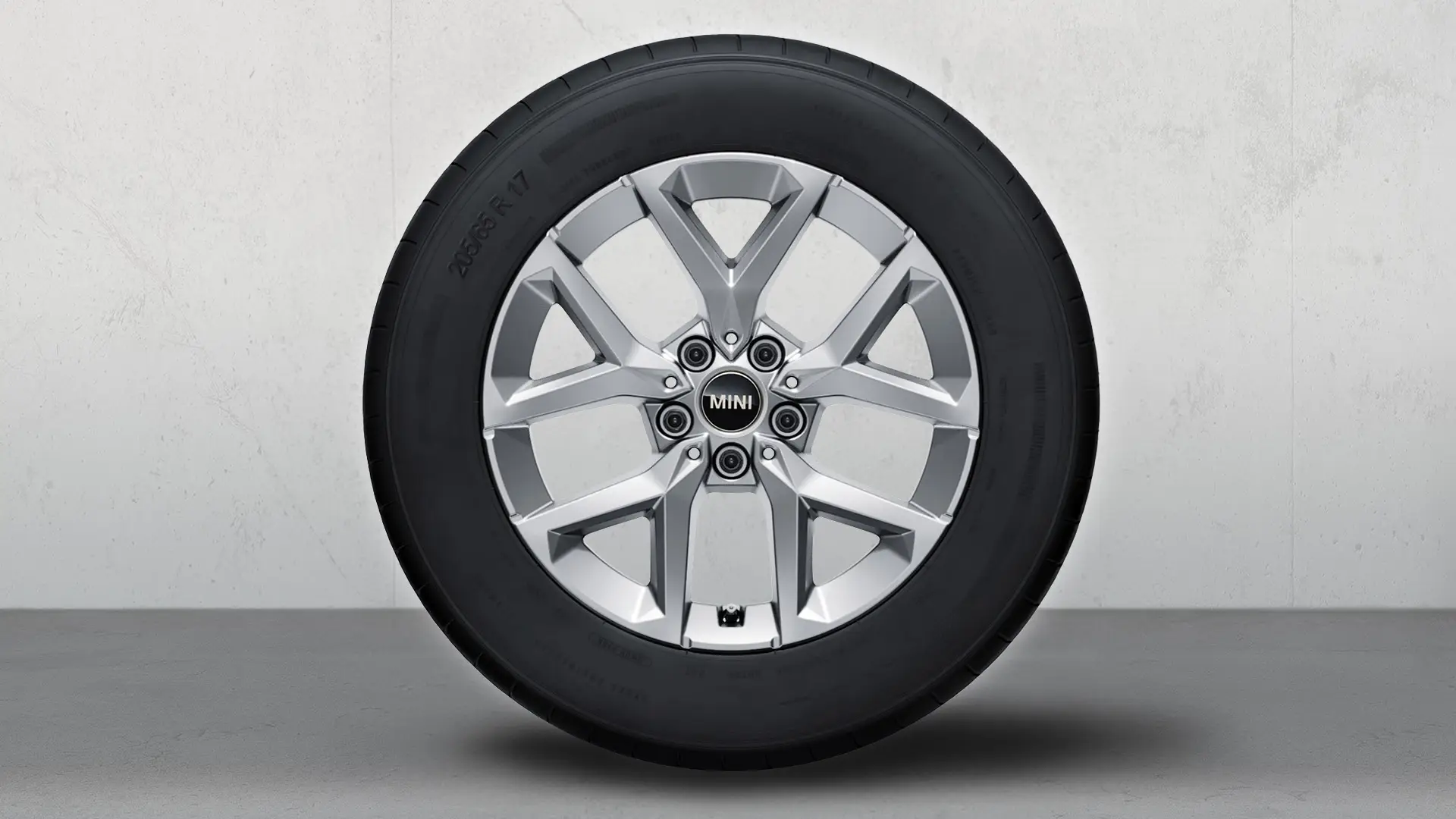 Roda com pneu de inverno e jante de liga leve John Cooper Works 896 com raios Y de 17" em Refined Silver.