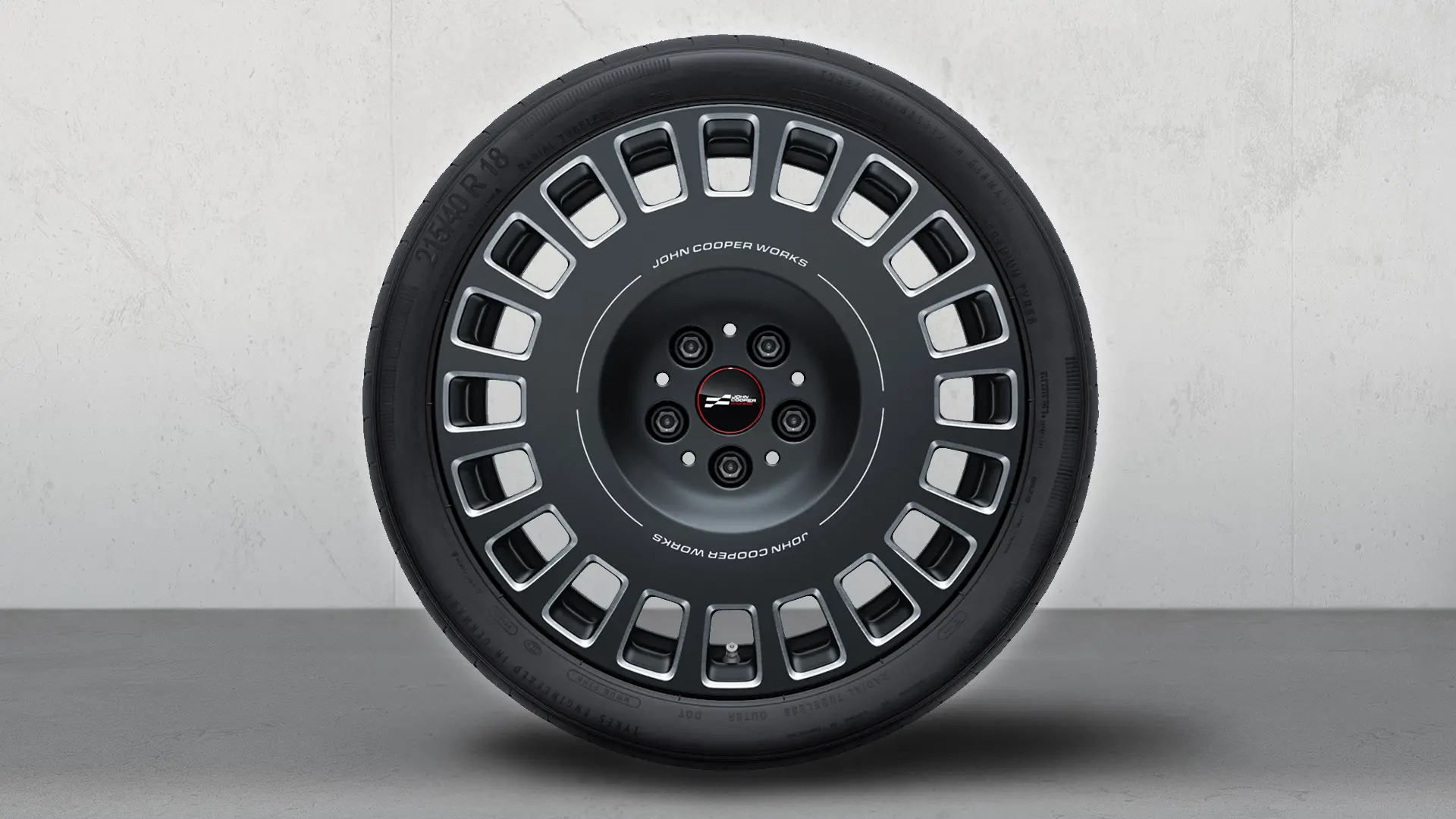 Roda MINI JCW Rallye Spoke 964 de 18" em Frozen Midnight Grey e acabamento fresado.