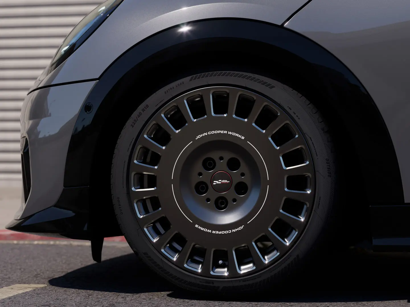 Vista em grande plano do acabamento fresado na roda Frozen Midnight Grey MINI JCW Rallye Spoke 964 de 18". 