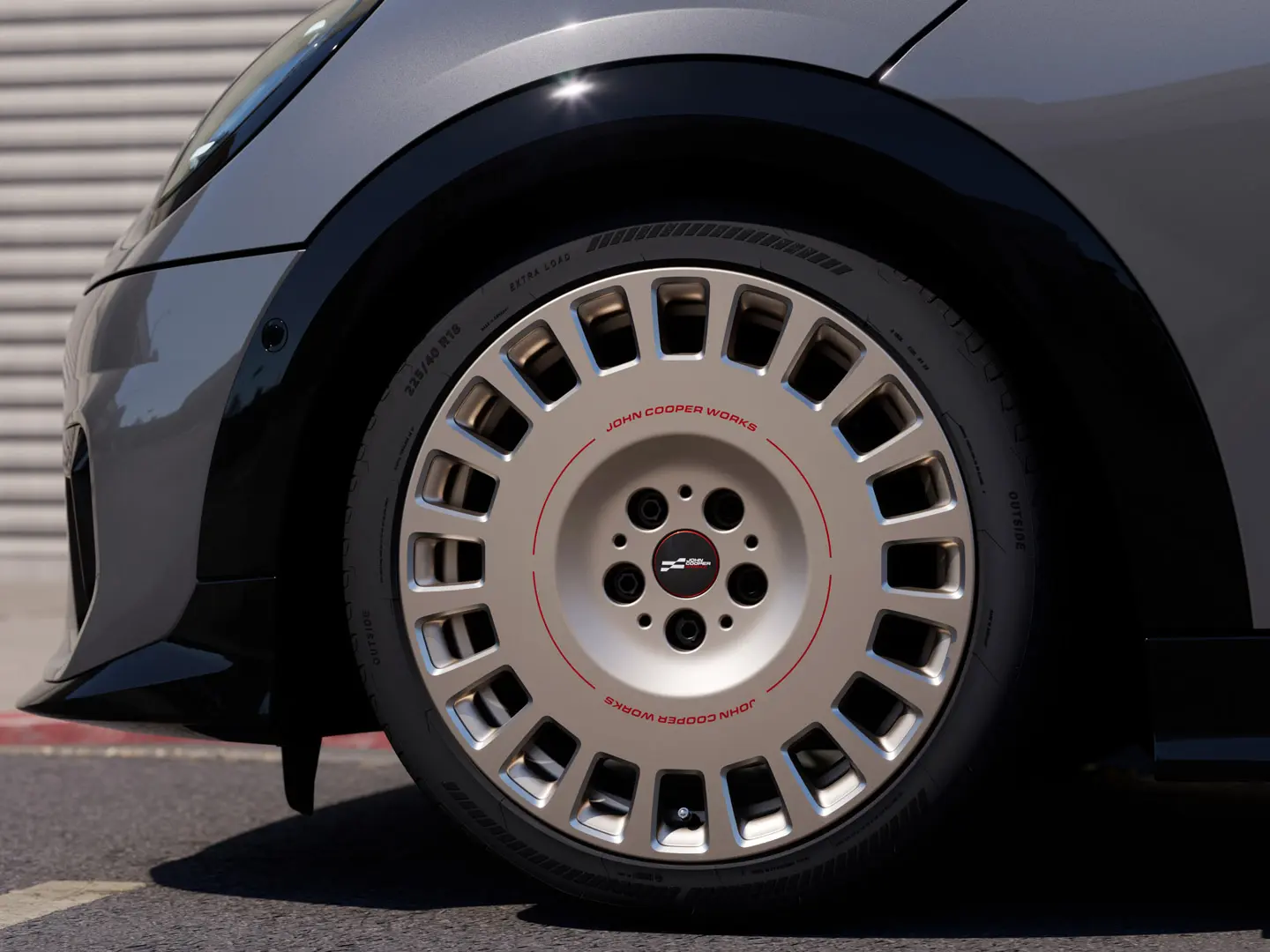 Rodas com jantes de liga leve MINI JCW Rallye Spoke 964 de 18" em Vibrant Silver e acabamento fresado com pneus aprovados com marcação estrela. 