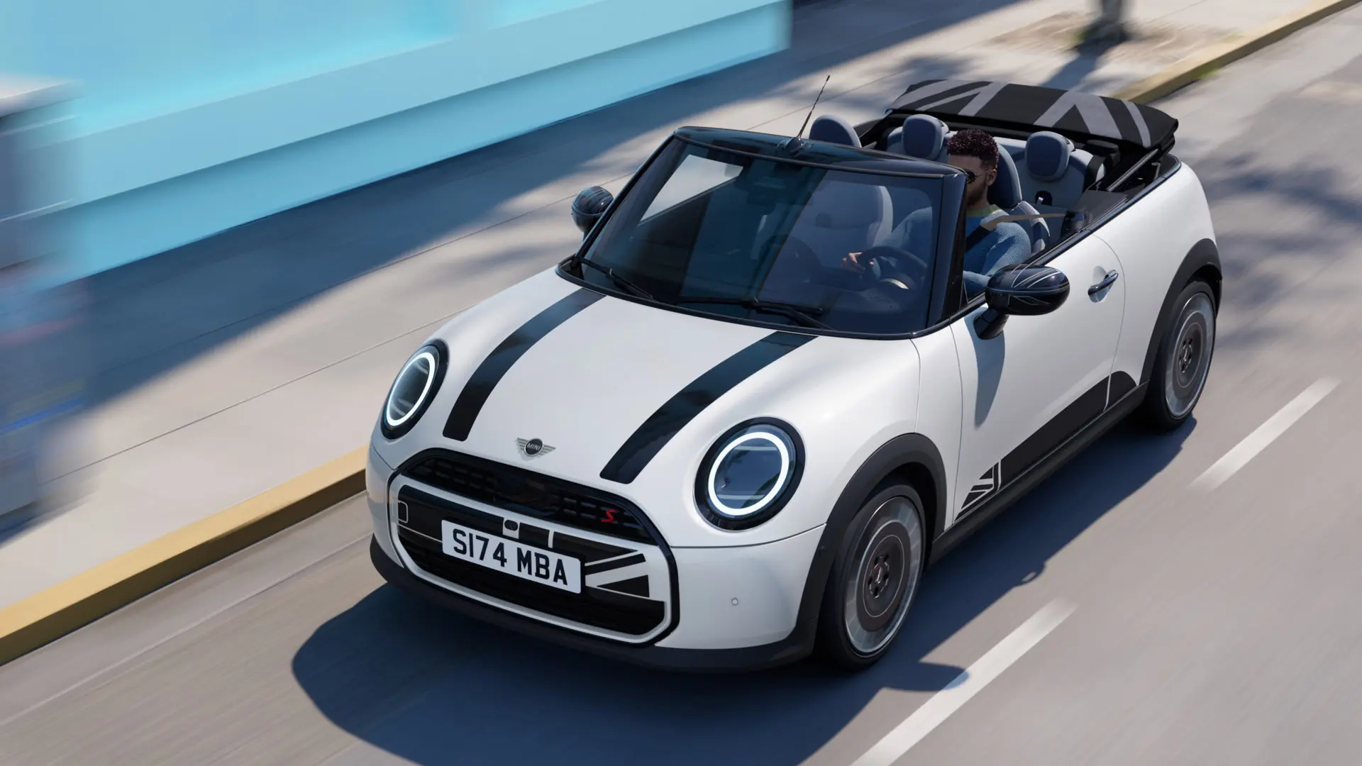 Vista superior do MINI descapotável em Nanuq White com decorações de capot MINI Heritage pretas. 