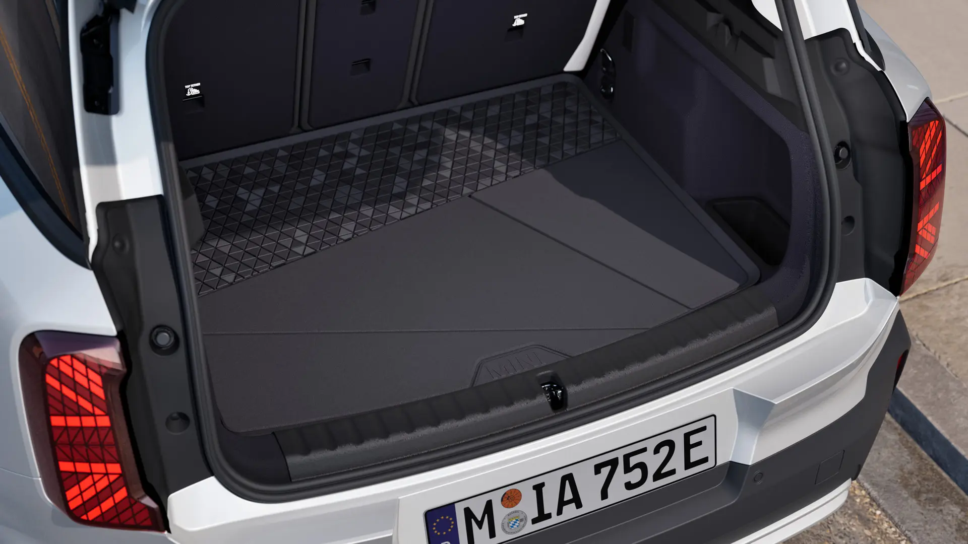 Tapete para bagageira MINI preto, feito à medida, com borda elevada a toda a volta para proteção contra a sujidade e a humidade.