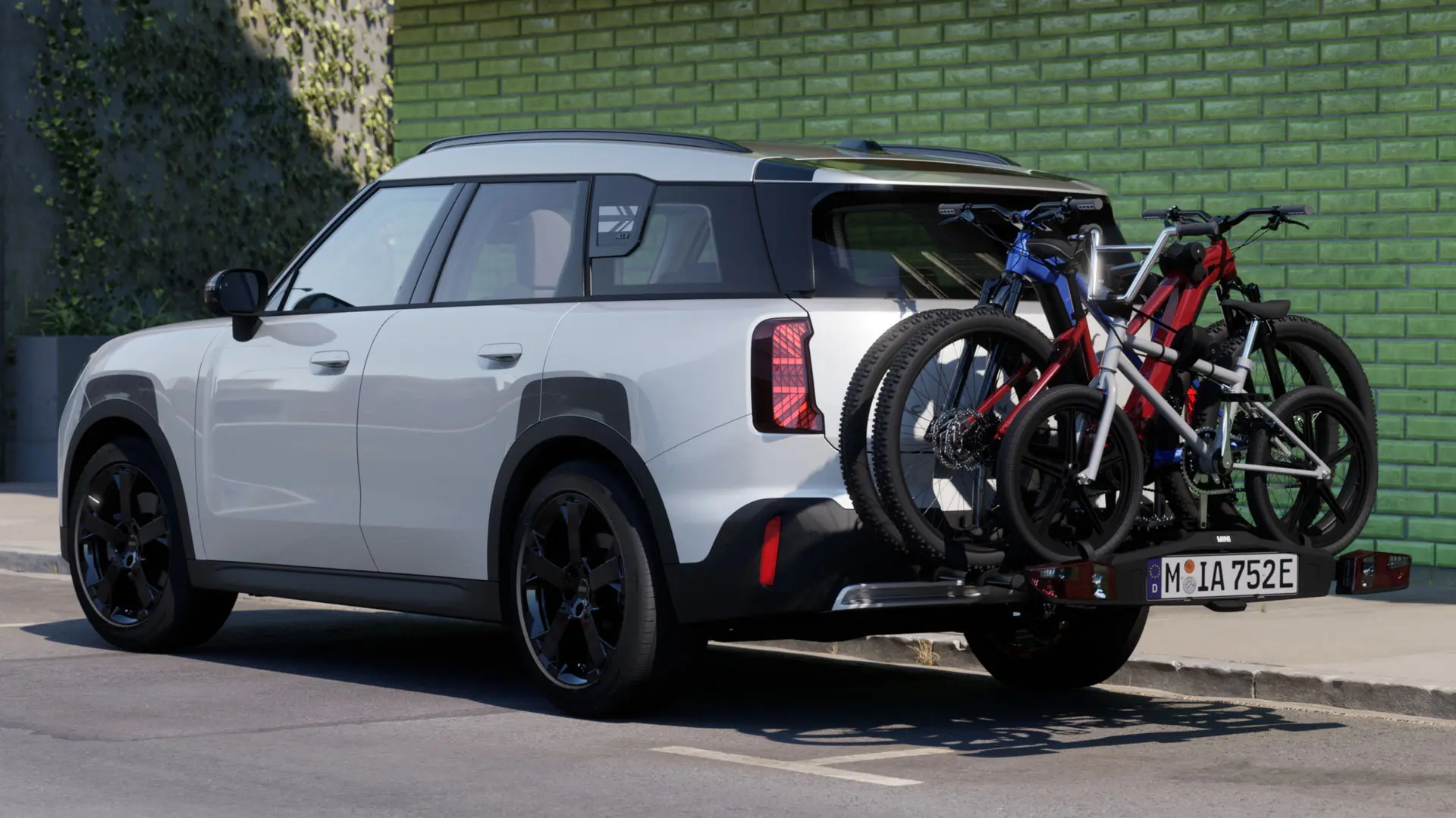 MINI Aceman em Nanuq White equipado com suporte traseiro de bicicleta Pro 3.0 Mini para duas bicicletas de montanha e uma bicicleta de criança.