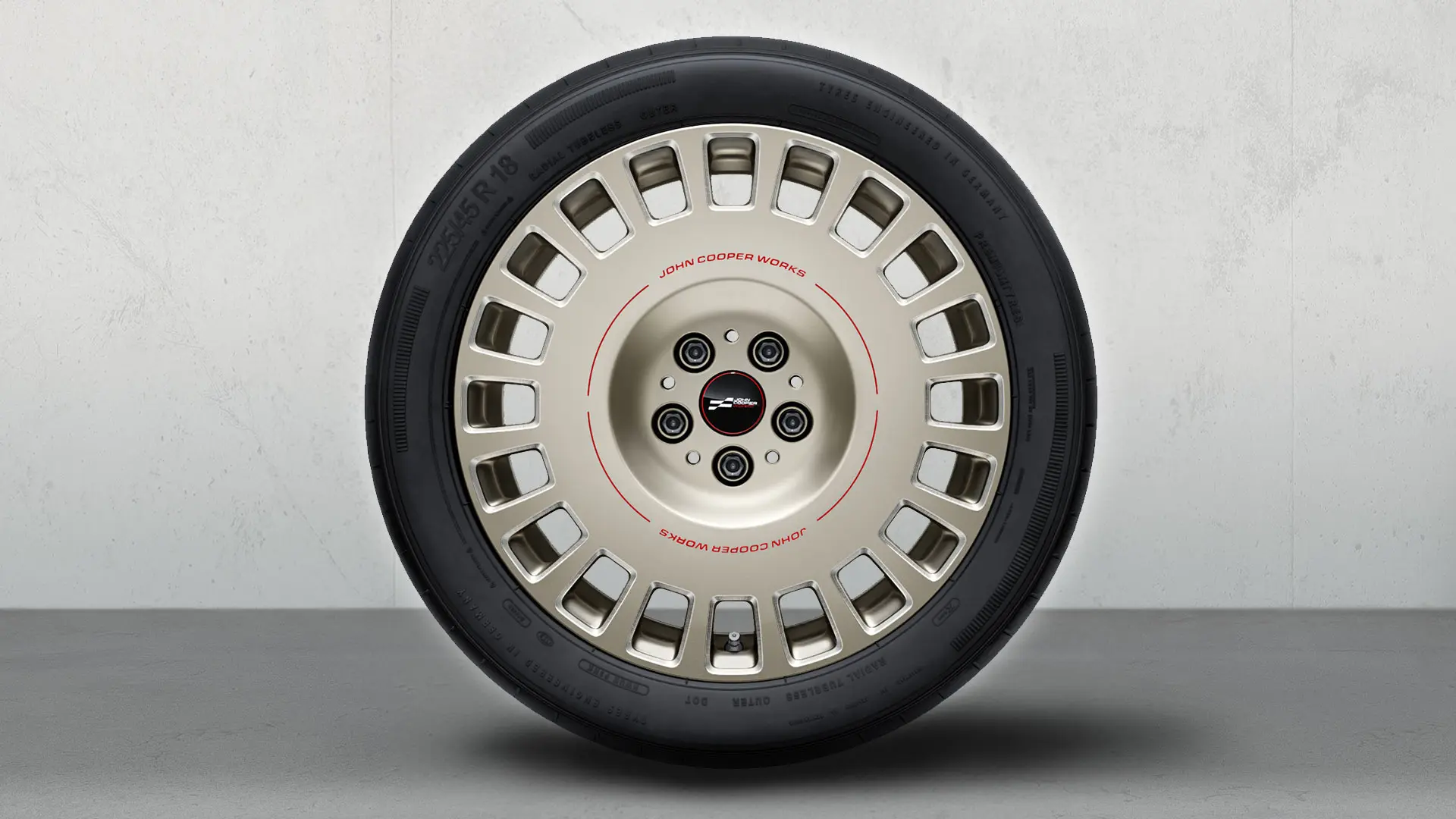 Grande plano da roda JCW Rallye Spoke 992 de 18" a mostrar o detalhe do design bicolor em Vibrant Silver e fresado brilhante.