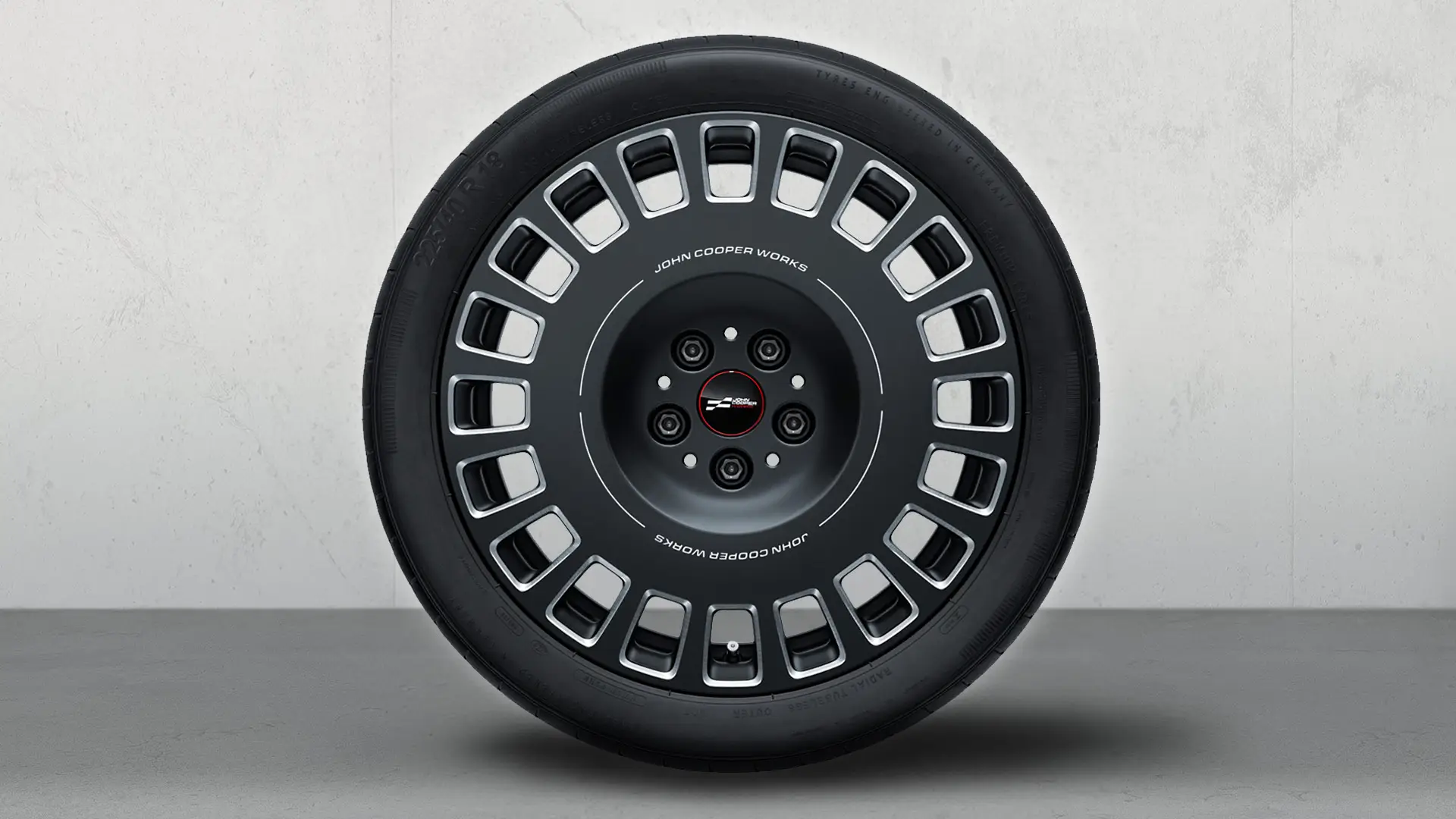 Conjunto completo de rodas de verão com jantes fundidas JCW Rallye Spoke 992, de 18", em Frozen Midnight Grey bicolor, polidas.