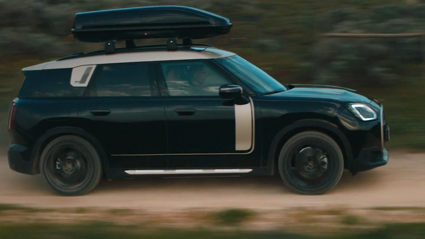 MINI Countryman em Midnight Black metálico com rodas John Cooper Works Runway Spoke de 19" em preto, a circular fora da estrada. 