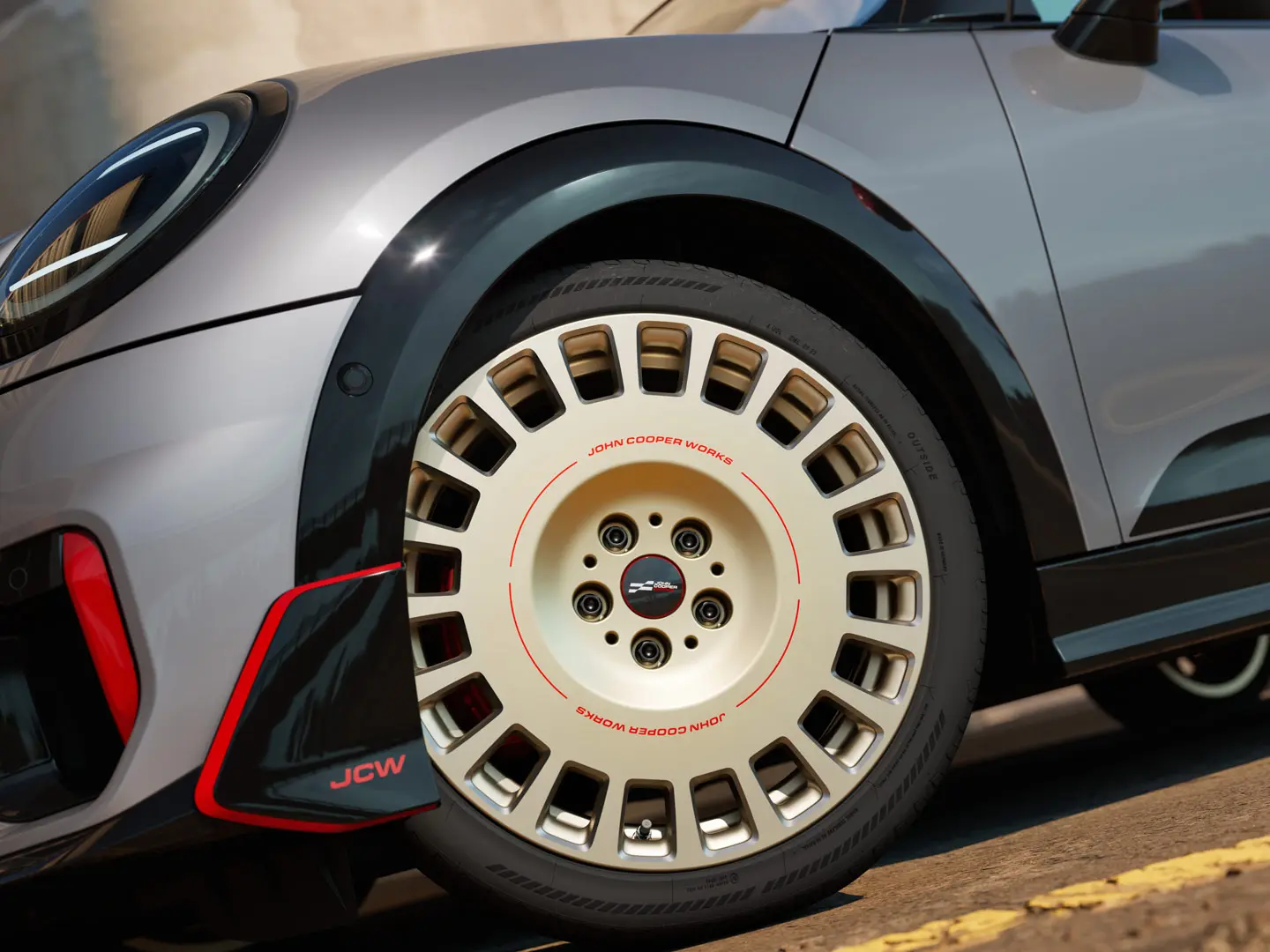 Grande plano dos detalhes de uma roda JCW Rallye Spoke 964 de 18" em Bicolour Vibrant Silver e com winglet dianteiro e fresado brilhante.