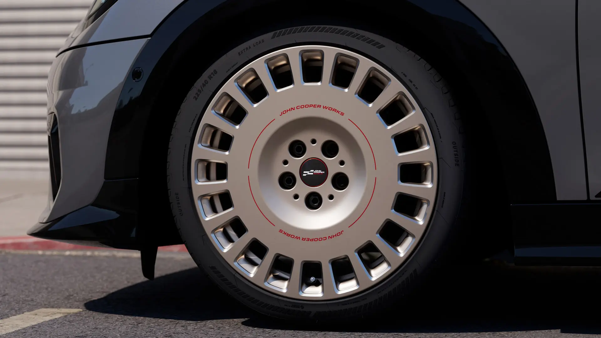 Jante de liga leve MINI JCW Rallye Spoke 964 de 18" em Vibrant Silver com um design mais sólido e de raios fechados. 