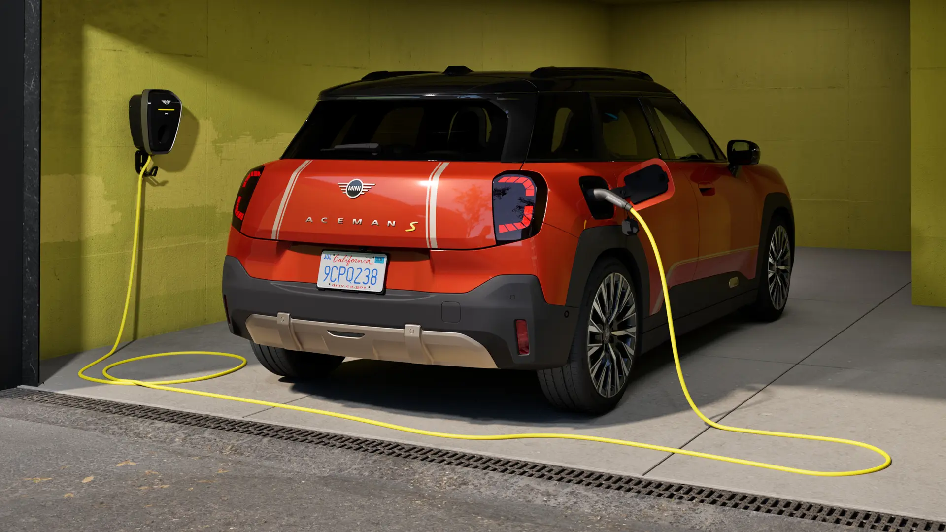 MINI Aceman S Elétrico a ser carregado com a MINI Wallbox Plus, vista traseira, estacionado na garagem.