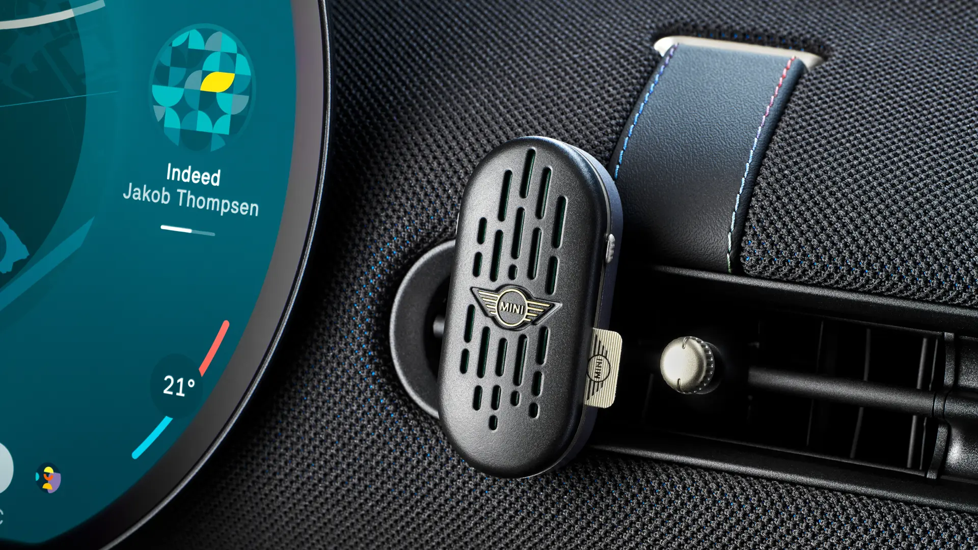 Interior do MINI Aceman com ecrã tátil de infotenimento OLED circular e ambientador MINI Natural Air no tablier