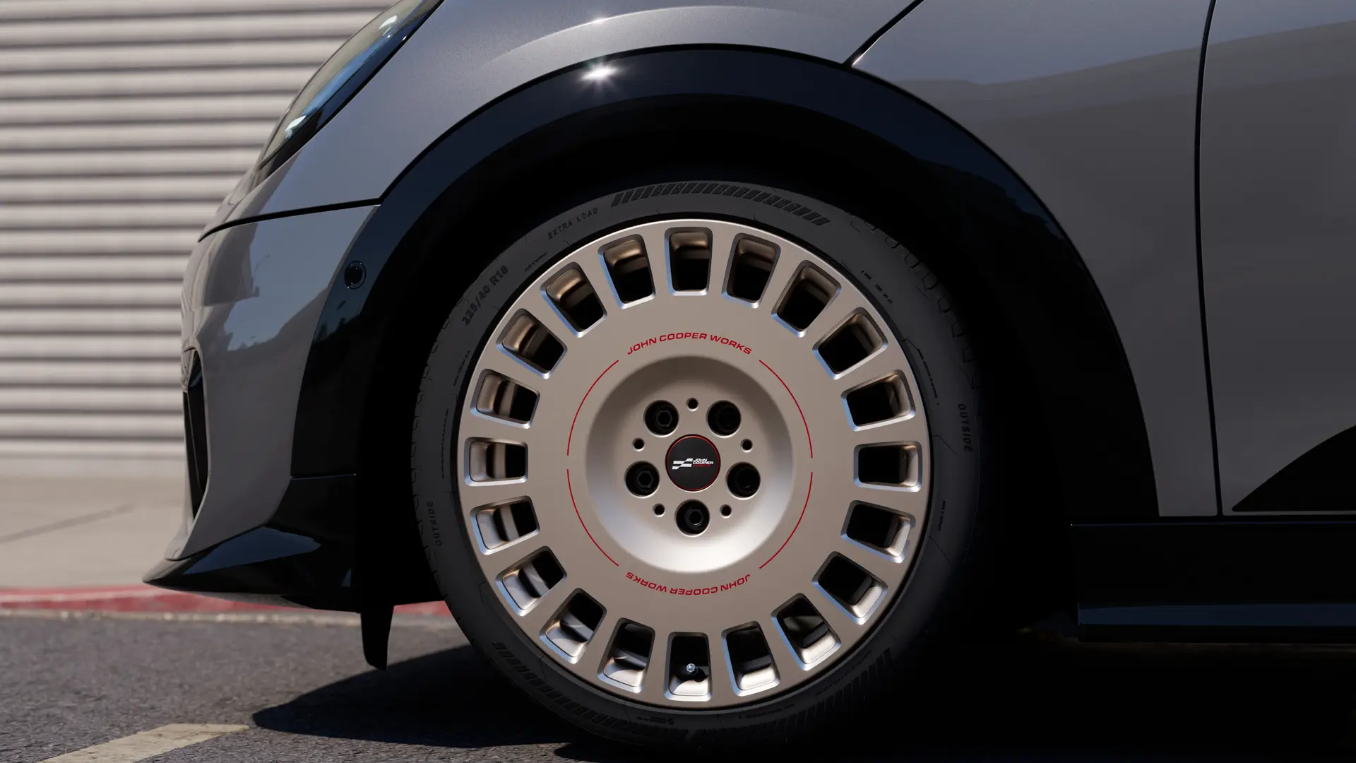 Conjunto completo de rodas de verão com jantes JCW Rallye Spoke 992, de 18", em Vibrant Silver.