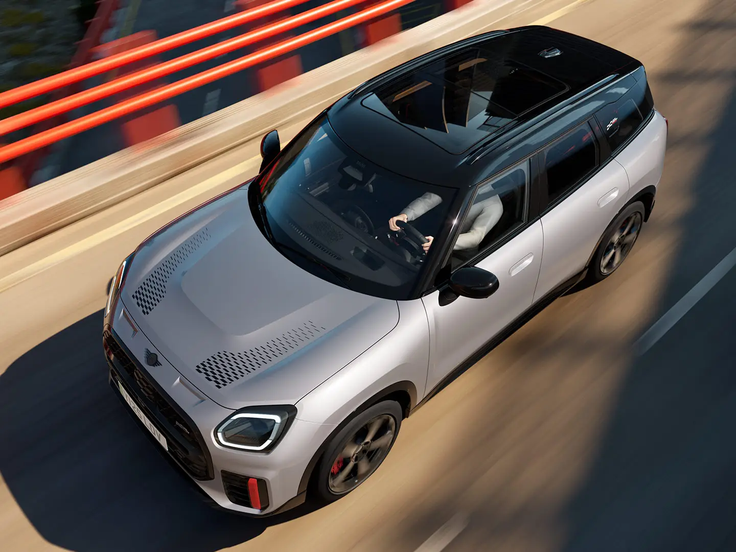 MINI Countryman John Cooper Works em Melting Silver com tejadilho preto e equipamento de série – vista frontal.