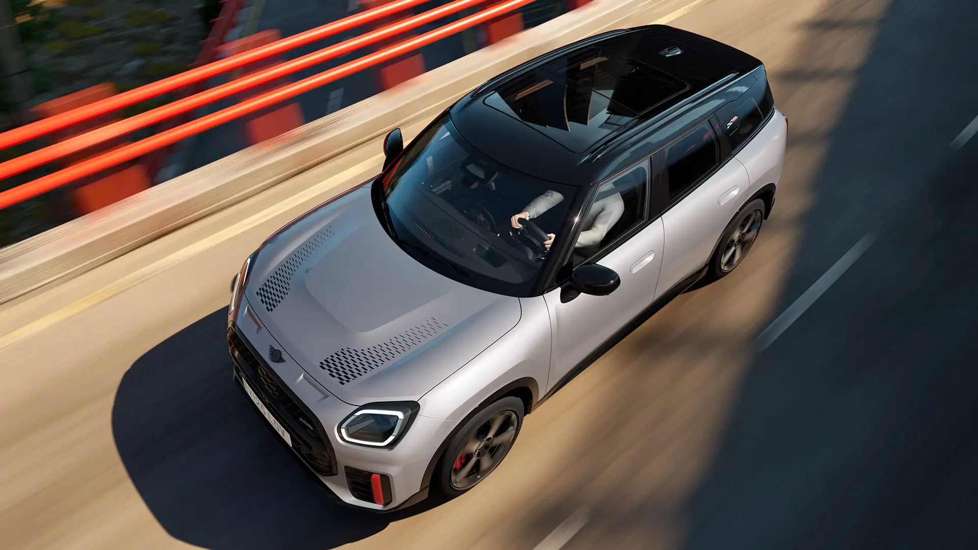 MINI Countryman John Cooper Works em Melting Silver com tejadilho preto e equipamento de série – vista frontal.