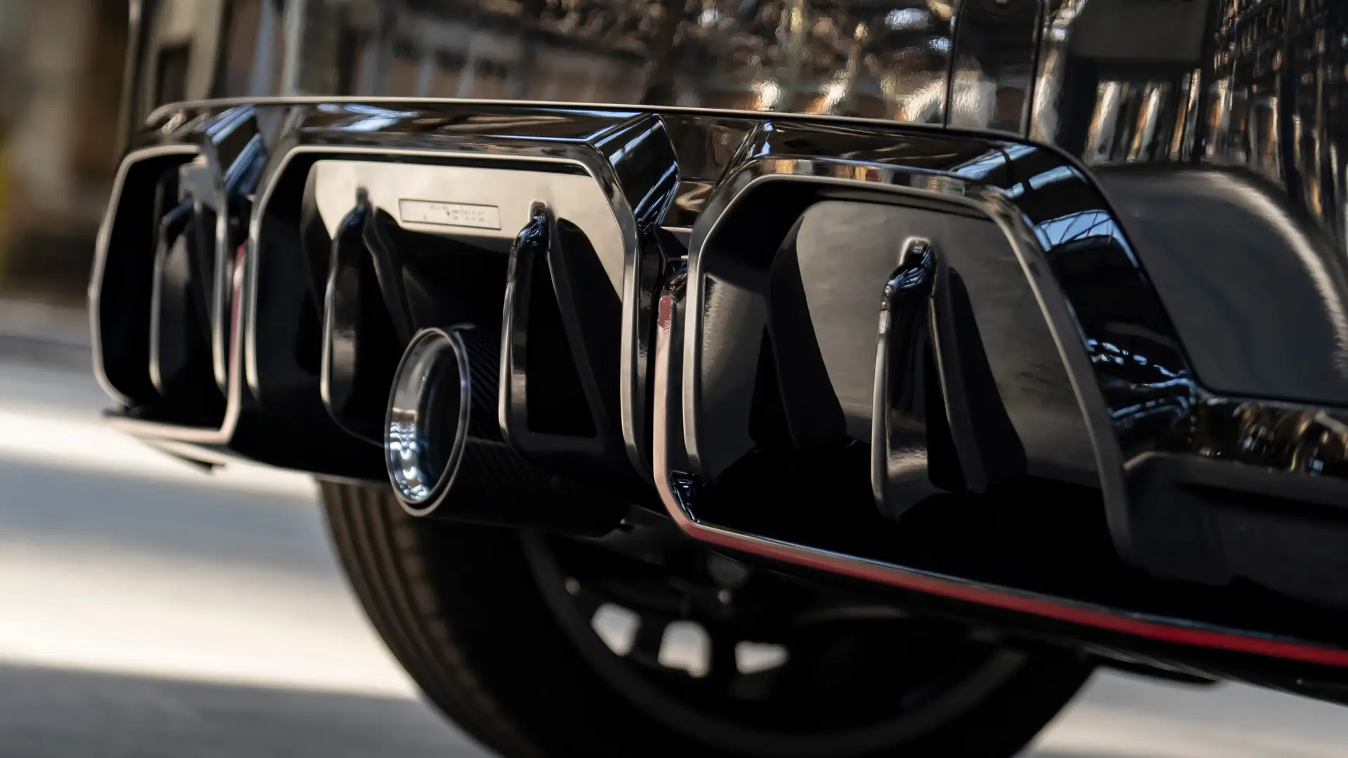 Difusor traseiro MINI John Cooper Works em preto brilhante com moldura vermelha.