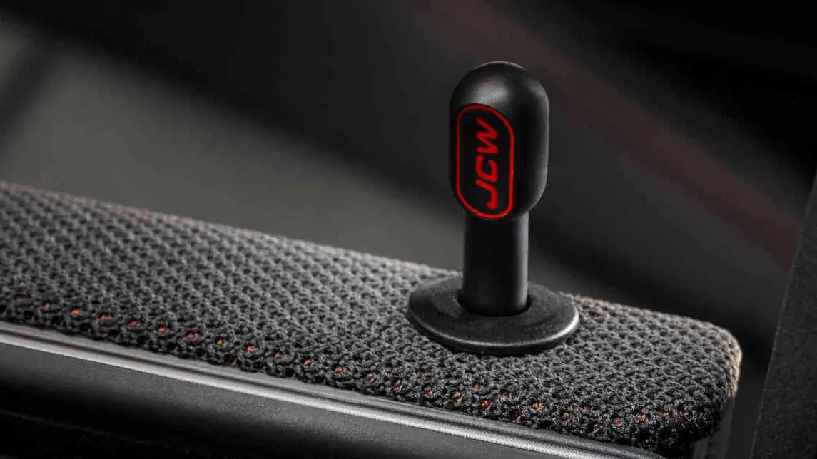 Pino de porta MINI John Cooper Works em design RED LINE. 