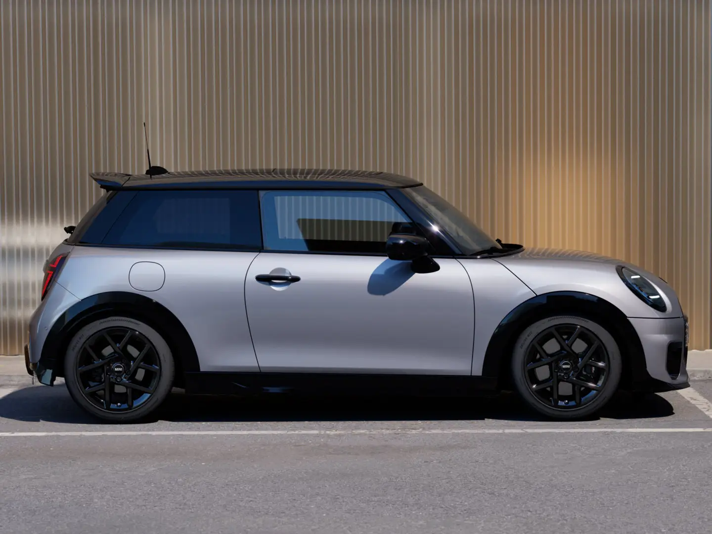 MINI Cooper de 3 portas em Melting Silver – vista lateral.