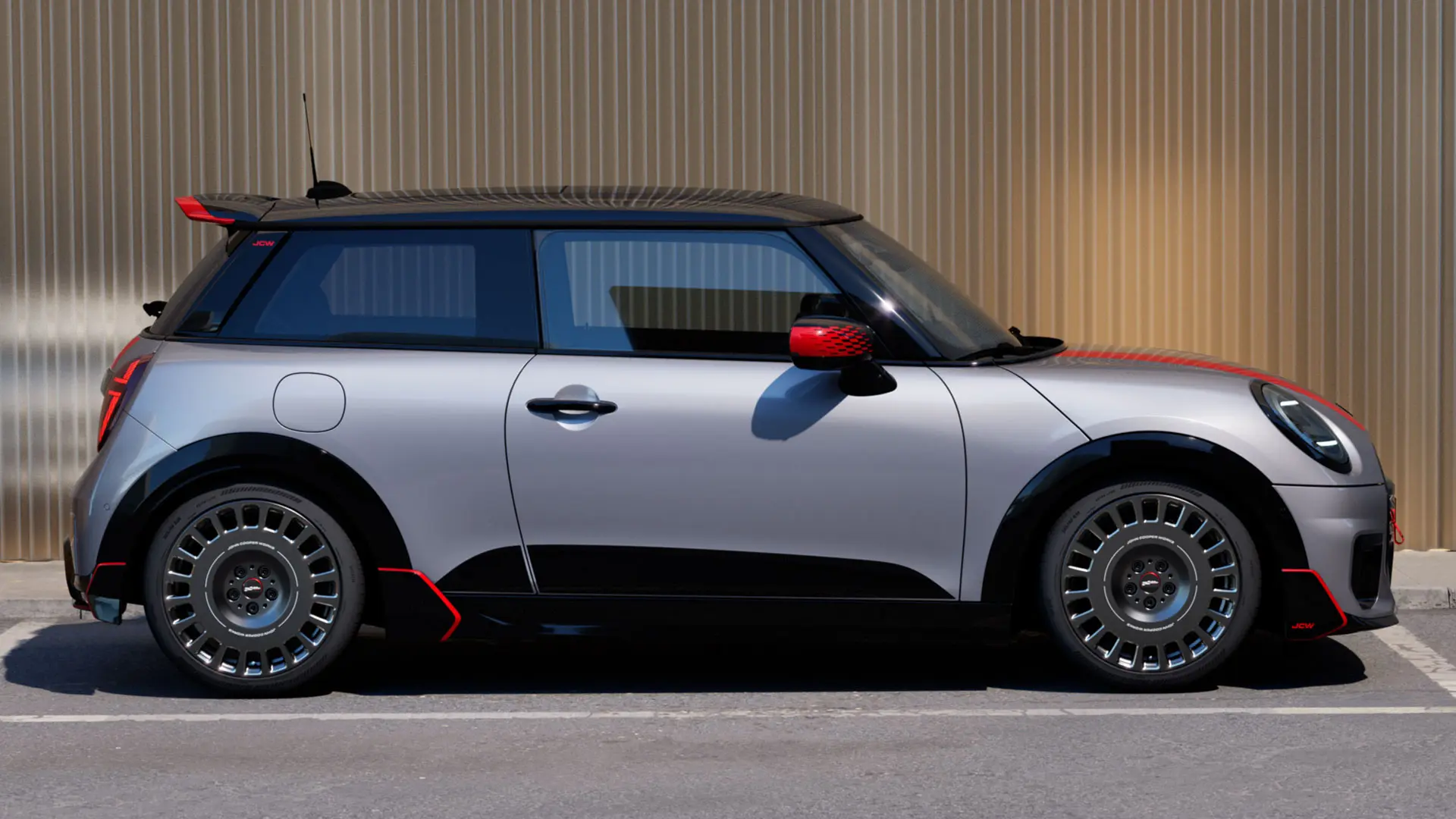 MINI Cooper de 3 portas em Melting Silver com spoiler de tejadilho John Cooper Works para melhores propriedades aerodinâmicas – vista lateral.