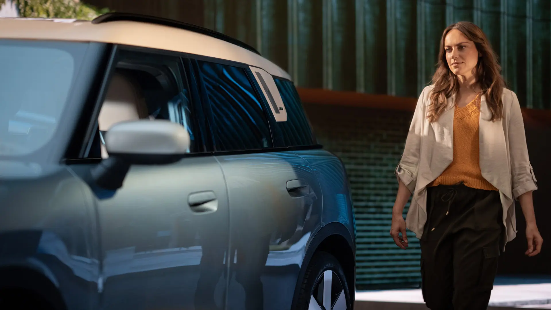 Mulher no Concessionário MINI após consulta com a MINI Financial Services. 