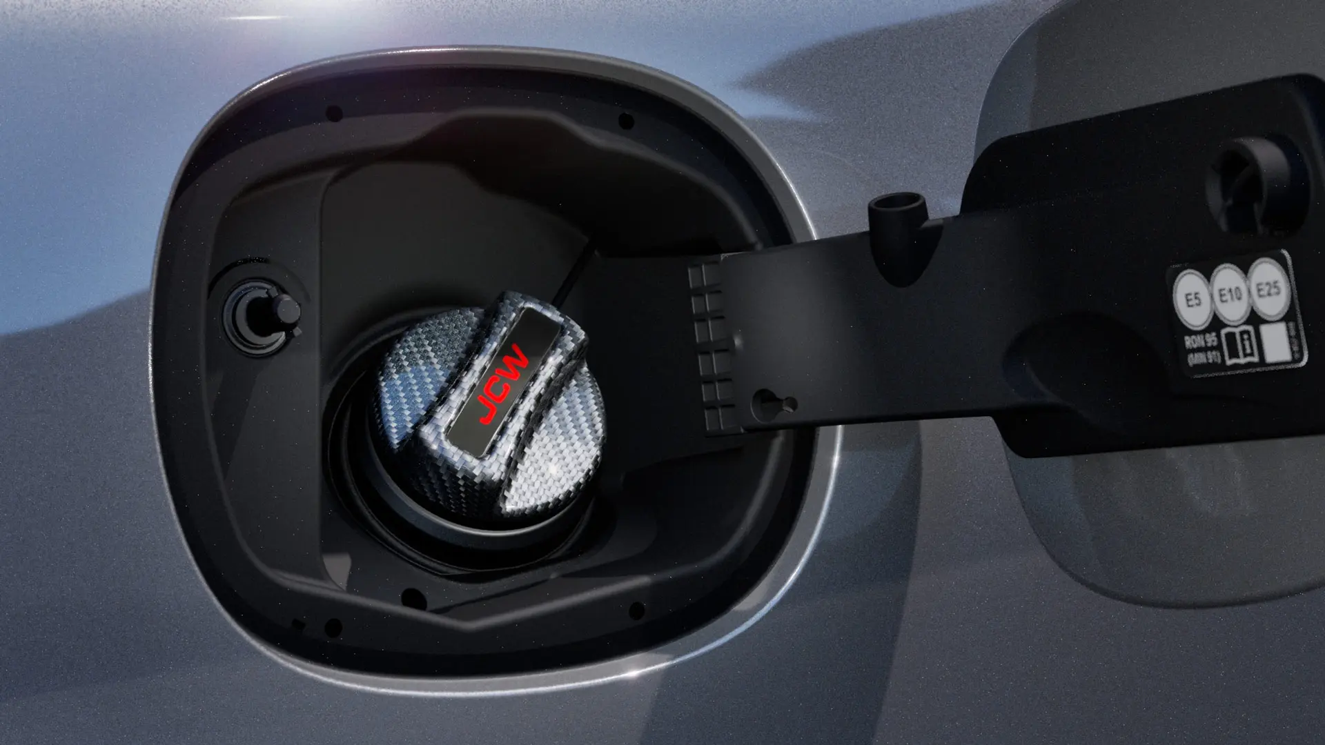 Tampa do depósito de combustível em carbono MINI John Cooper Works com logótipo JCW.