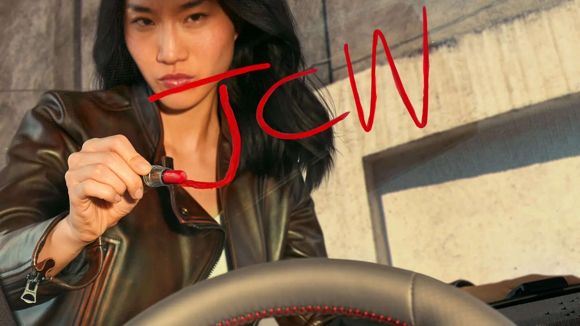 Mulher num Concessionário MINI à espera do test drive do JCW. 