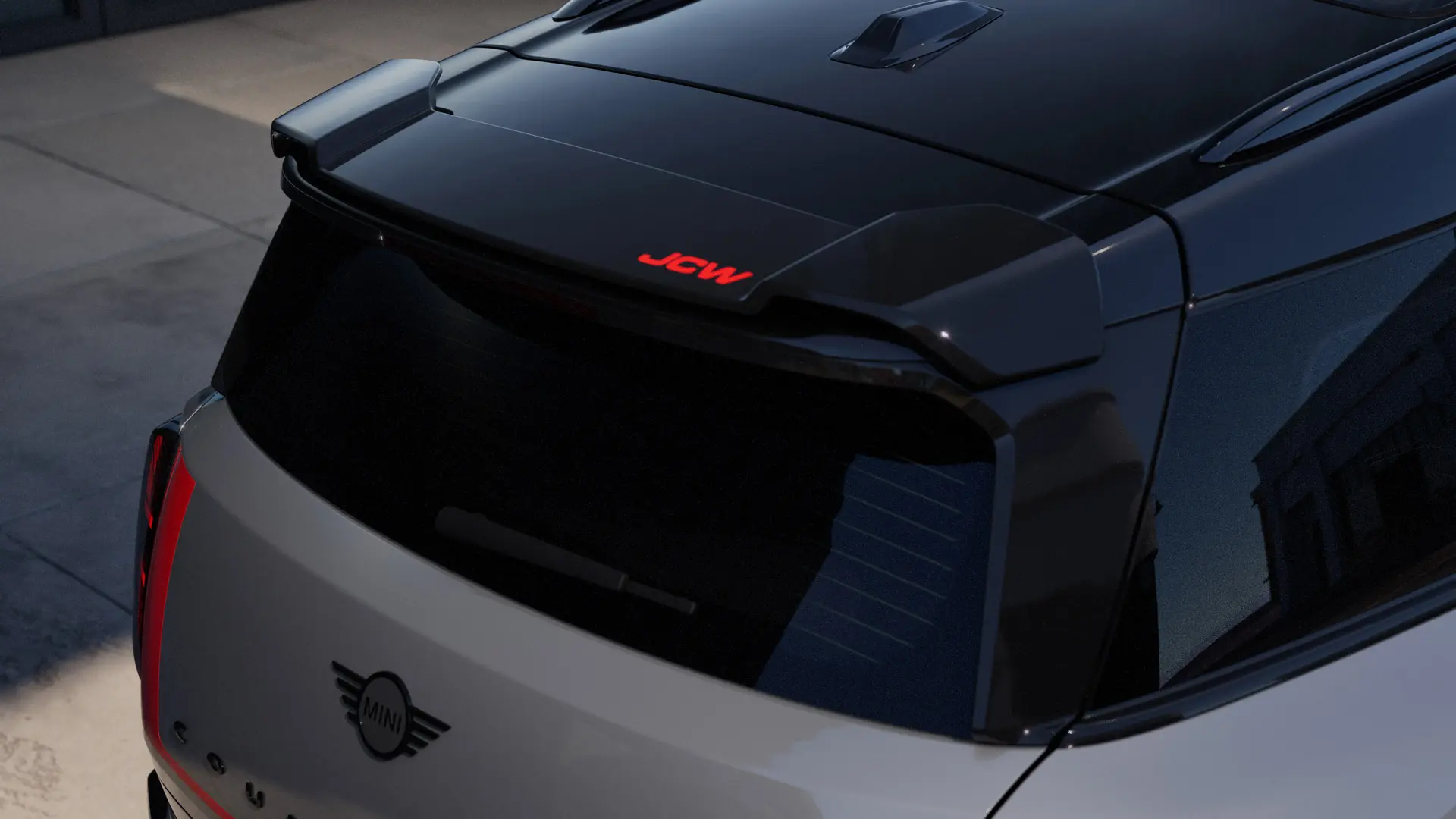 Suplemento do spoiler traseiro no tejadilho MINI John Cooper Works com detalhe em Chili Red John Cooper Works.