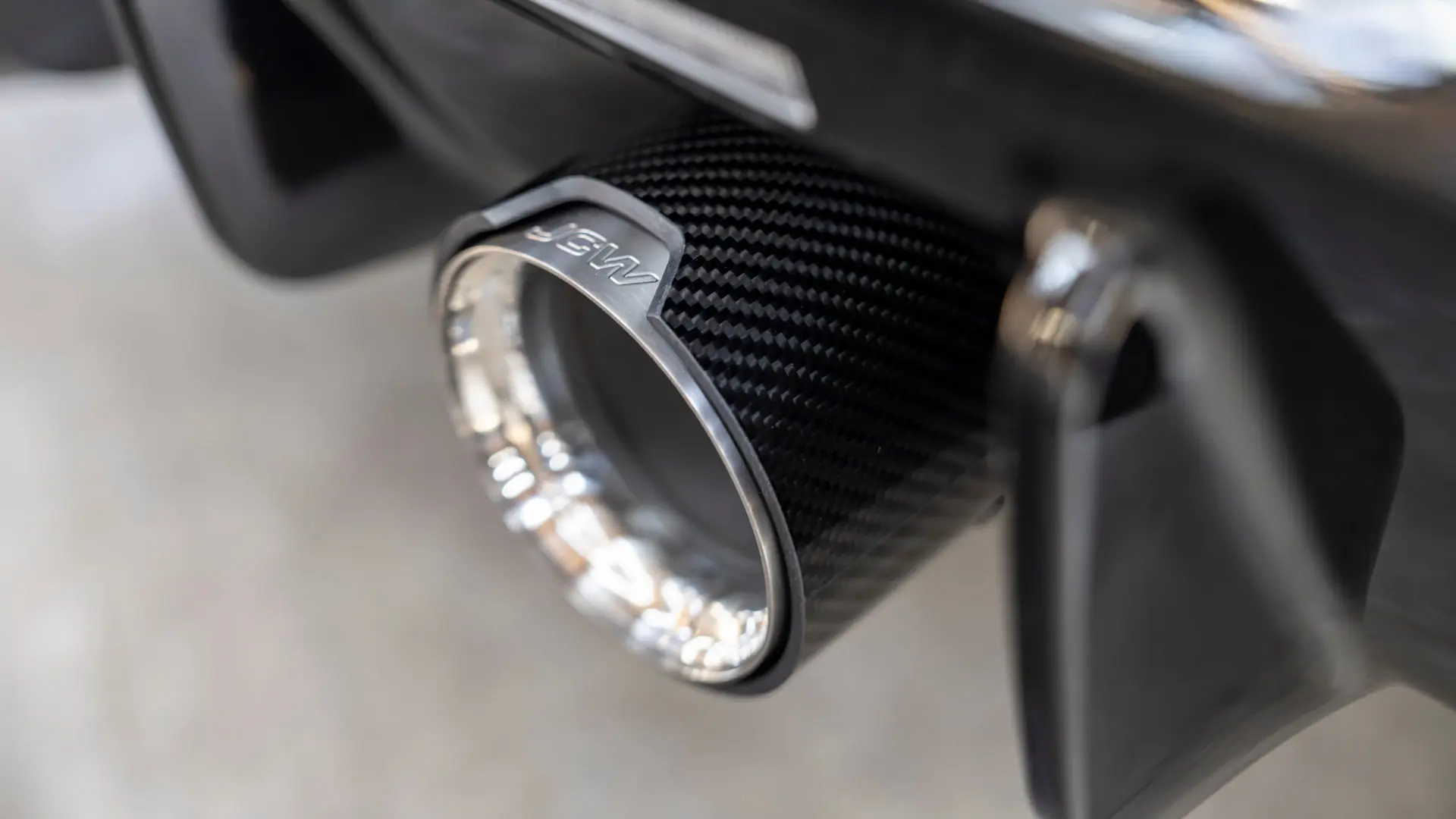 A tampa para ponteira do tubo de escape MINI John Cooper Works pode ser encaixada no sistema de escape para dar ao veículo aquele toque de desporto motorizado. 