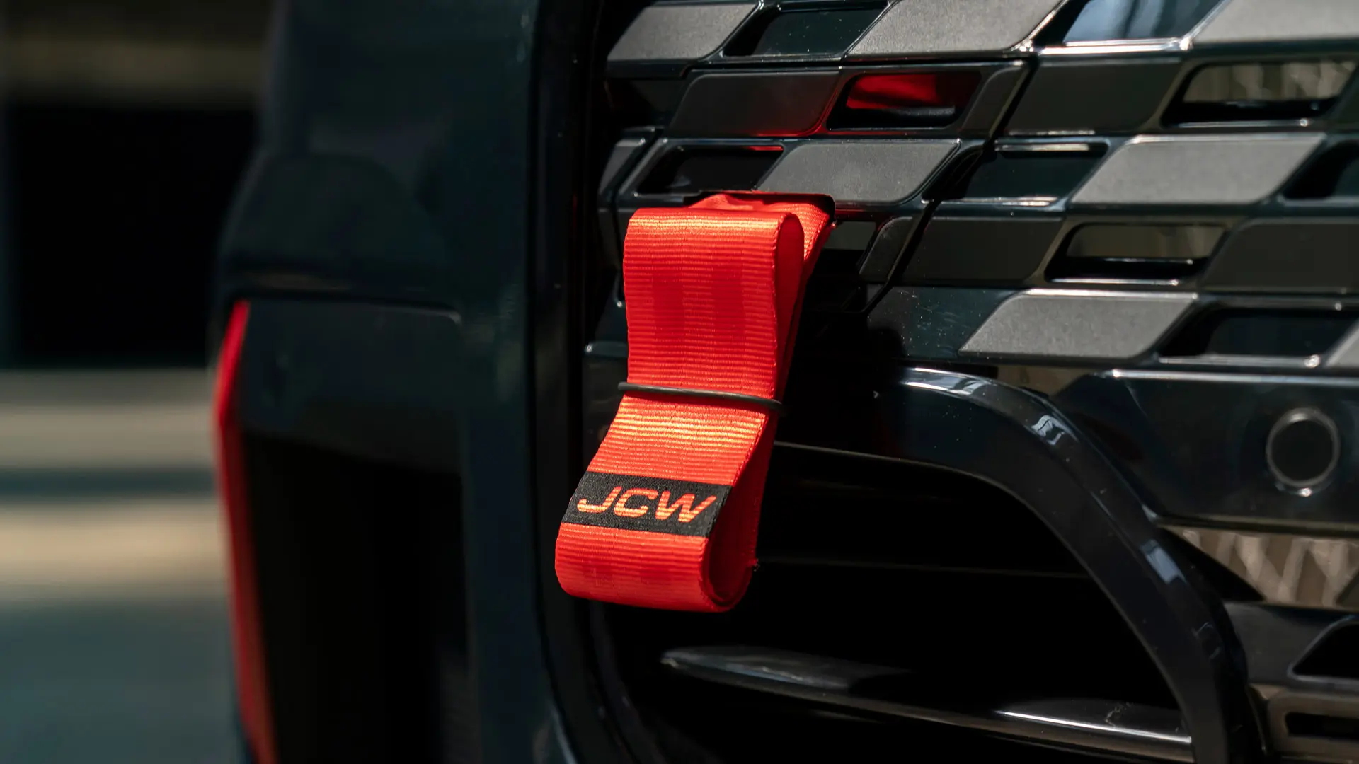 A fita de reboque vermelha MINI John Cooper Works com logótipo JCW preto tem um comprimento de veio de 90 mm.