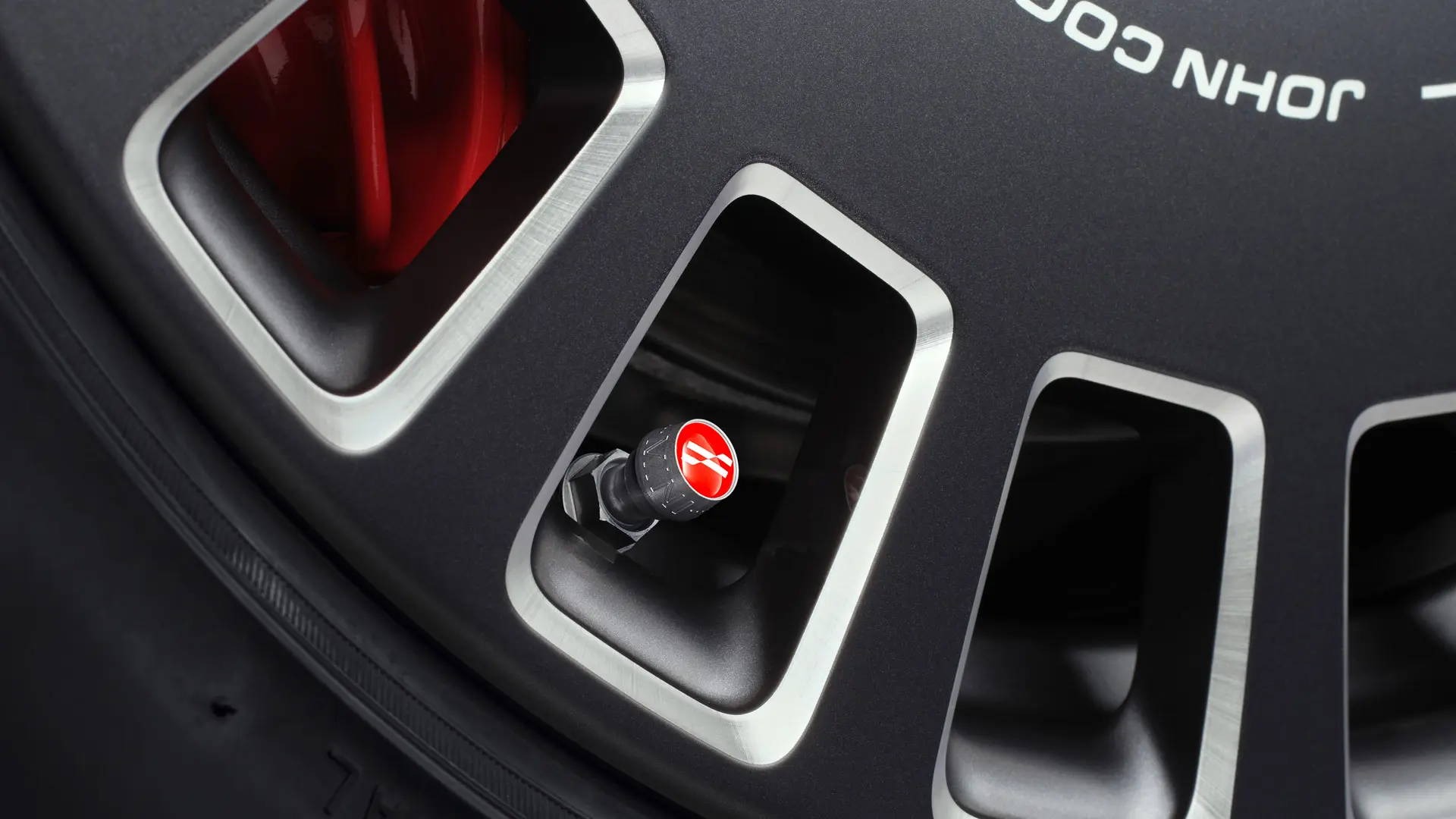 Tampas da válvula de alumínio John Cooper Works para um elegante realce visual vermelho no pneu. 