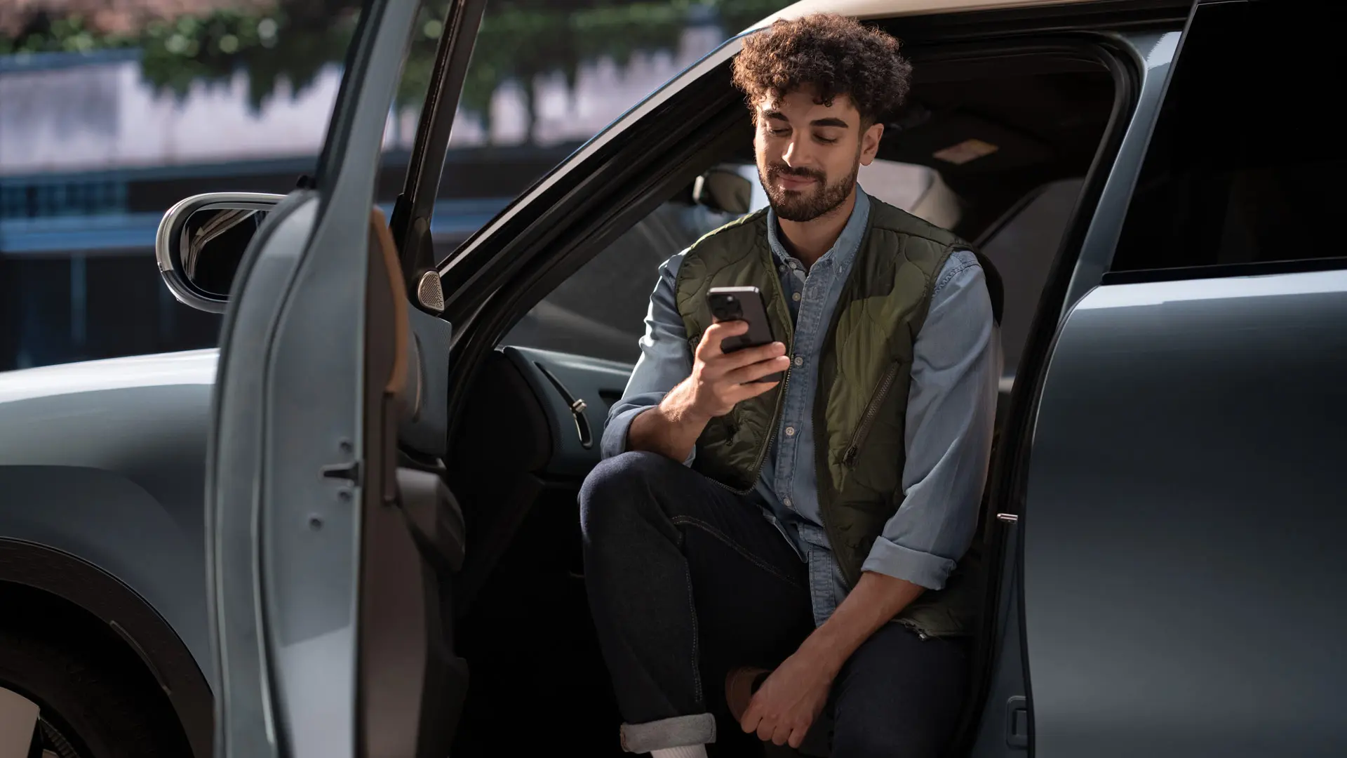 Um homem a usar o telemóvel para fazer a marcação de um Serviço.